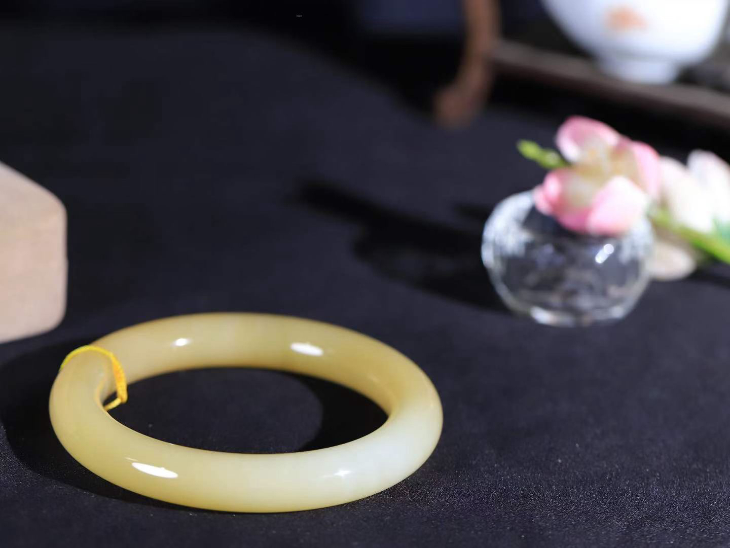 【暖玉生香·手镯】

精品和田玉糖白玉圆条手镯，质地油润细腻，色泽高贵典雅，镯型古朴典雅。在诗情画意的雨巷相遇，你是我腕间的一抹风情，有你眸有深情，清风荡漾湖间静水，我愿俯身低眉，在烟波涟漪处，寻你深情倩影。内径59mm尺寸11.3-11.4mm重66.3克  69701000y