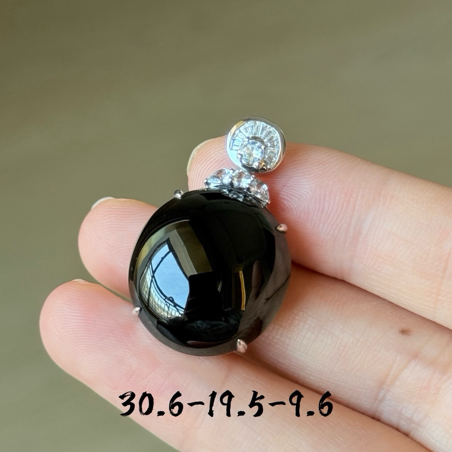 精品18k墨翠蛋面吊坠 种好色正 黑度极好 打灯通透 油性十足  尺寸30.6