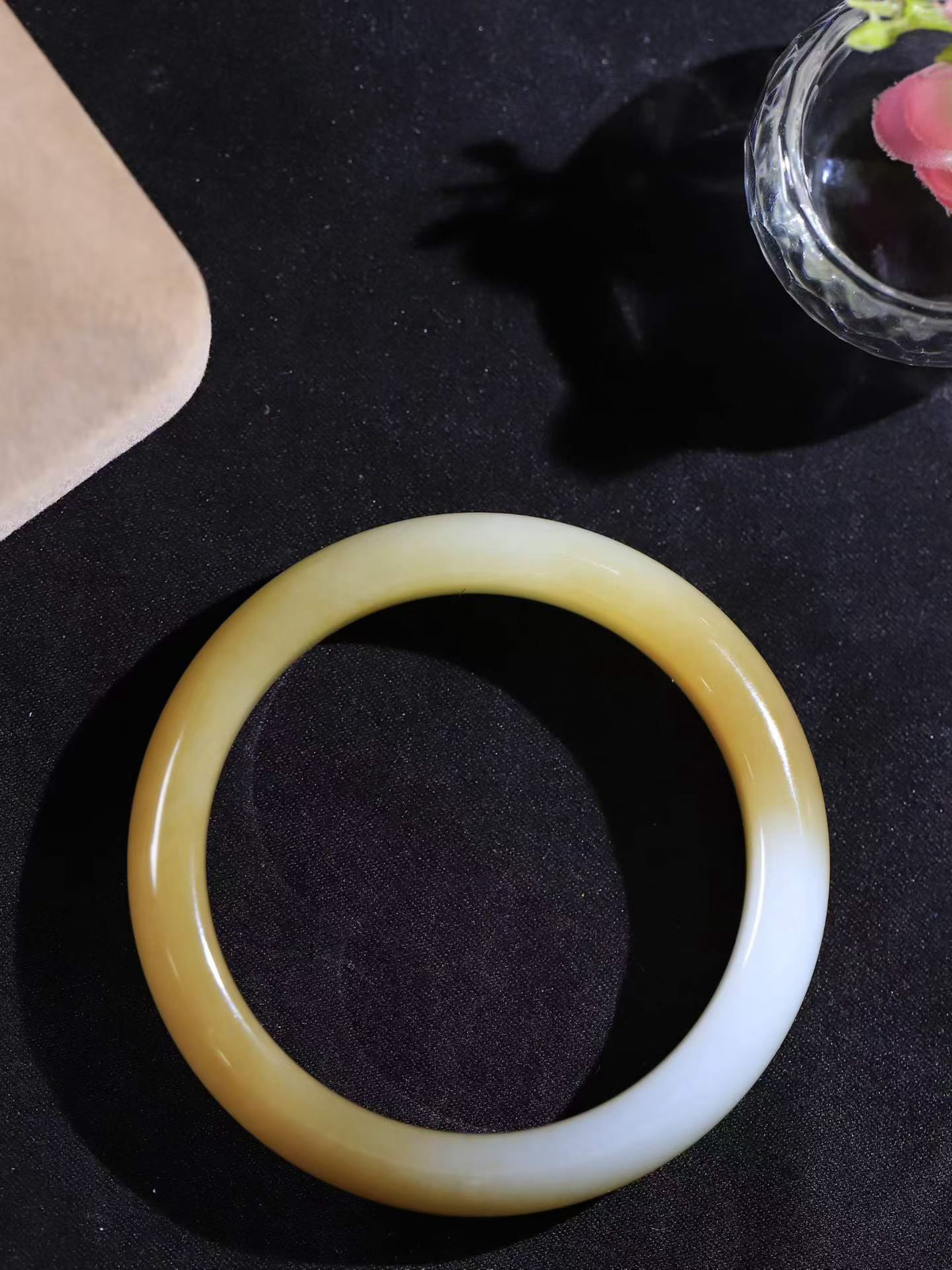 【花样年华·手镯】

精品️和田玉糖白玉手镯，质地油润细腻，色泽高贵典雅，镯型古朴典雅。在诗情画意的雨巷相遇，你是我腕间的一抹风情，有你眸有深情，清风荡漾湖间静水，我愿俯身低眉，在烟波涟漪处，寻你深情倩影。内径53.5mm尺寸12-8mm 重45克fDy-78701041