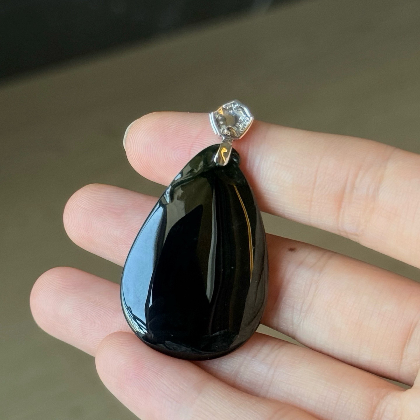 精品18k墨翠水滴吊坠 种好色正 黑度极好 打灯通透 油性十足 尺寸46