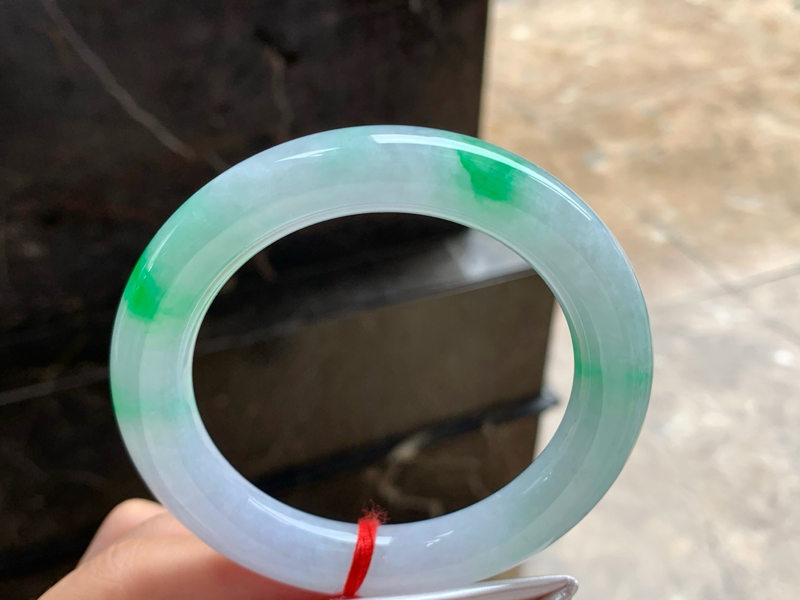 60-12
飘绿圆条手镯^_^鲜艳