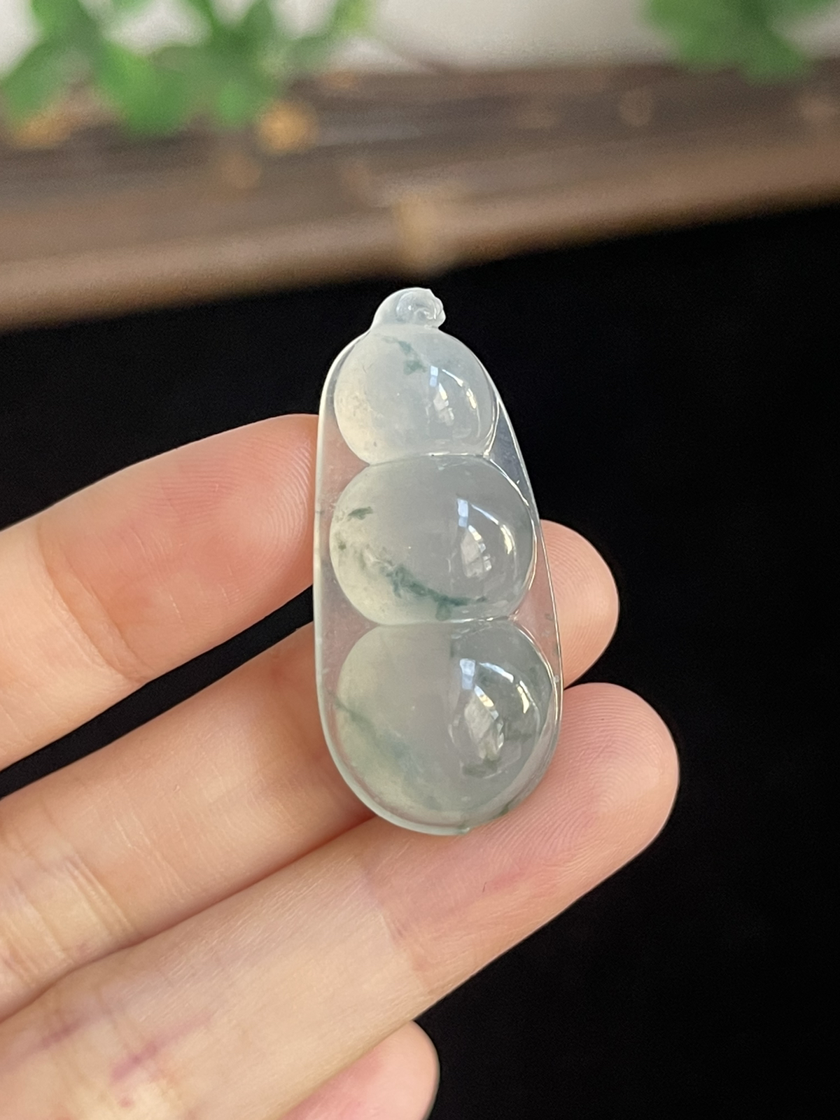 翡翠冰糯种淡绿色飘花福豆