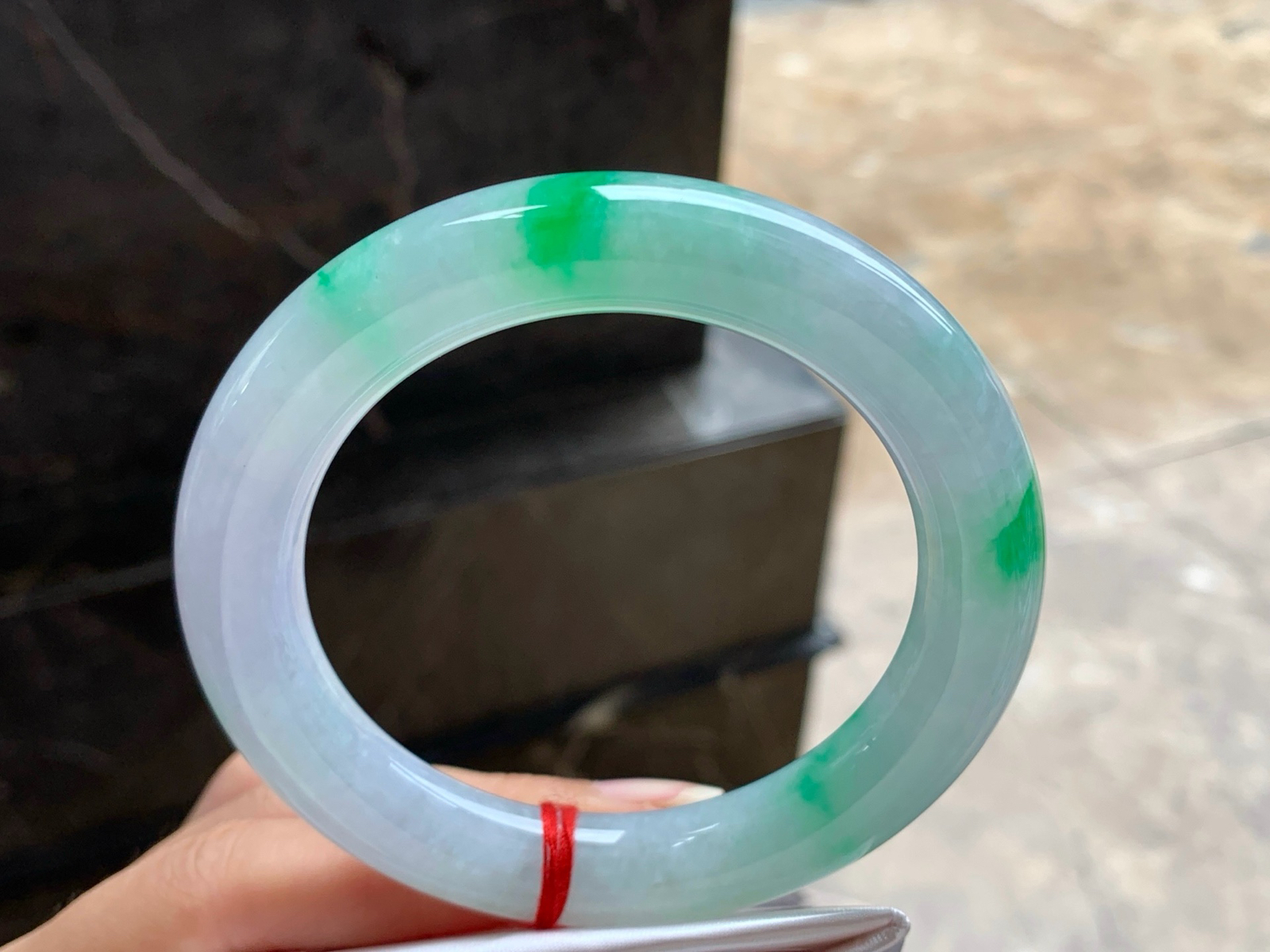 60-12
飘绿圆条手镯^_^鲜艳
