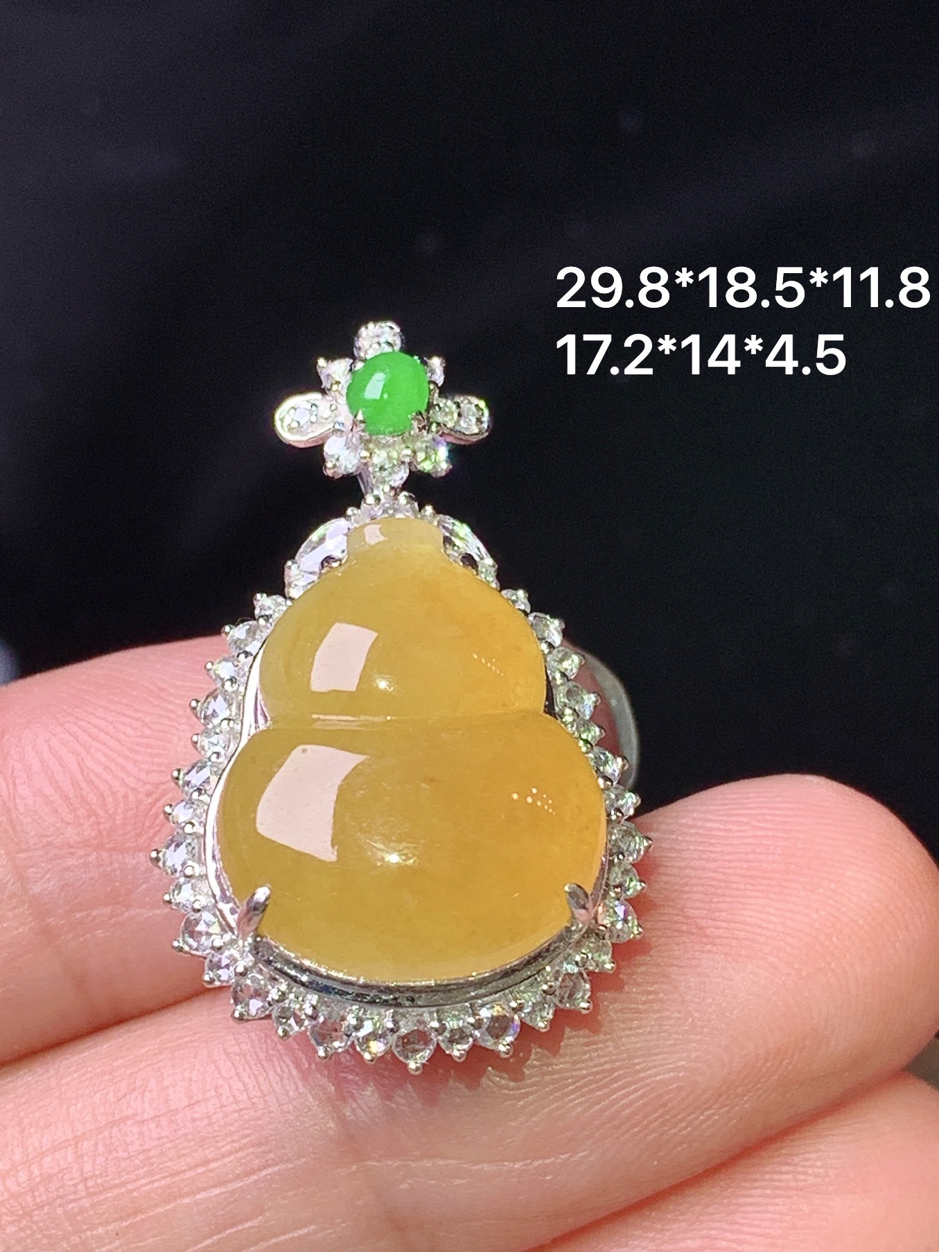 18k金钻镶嵌黄翡葫芦吊坠 玉质细腻 色泽艳丽清新 整体尺寸29.8*18.5*11.8 k1