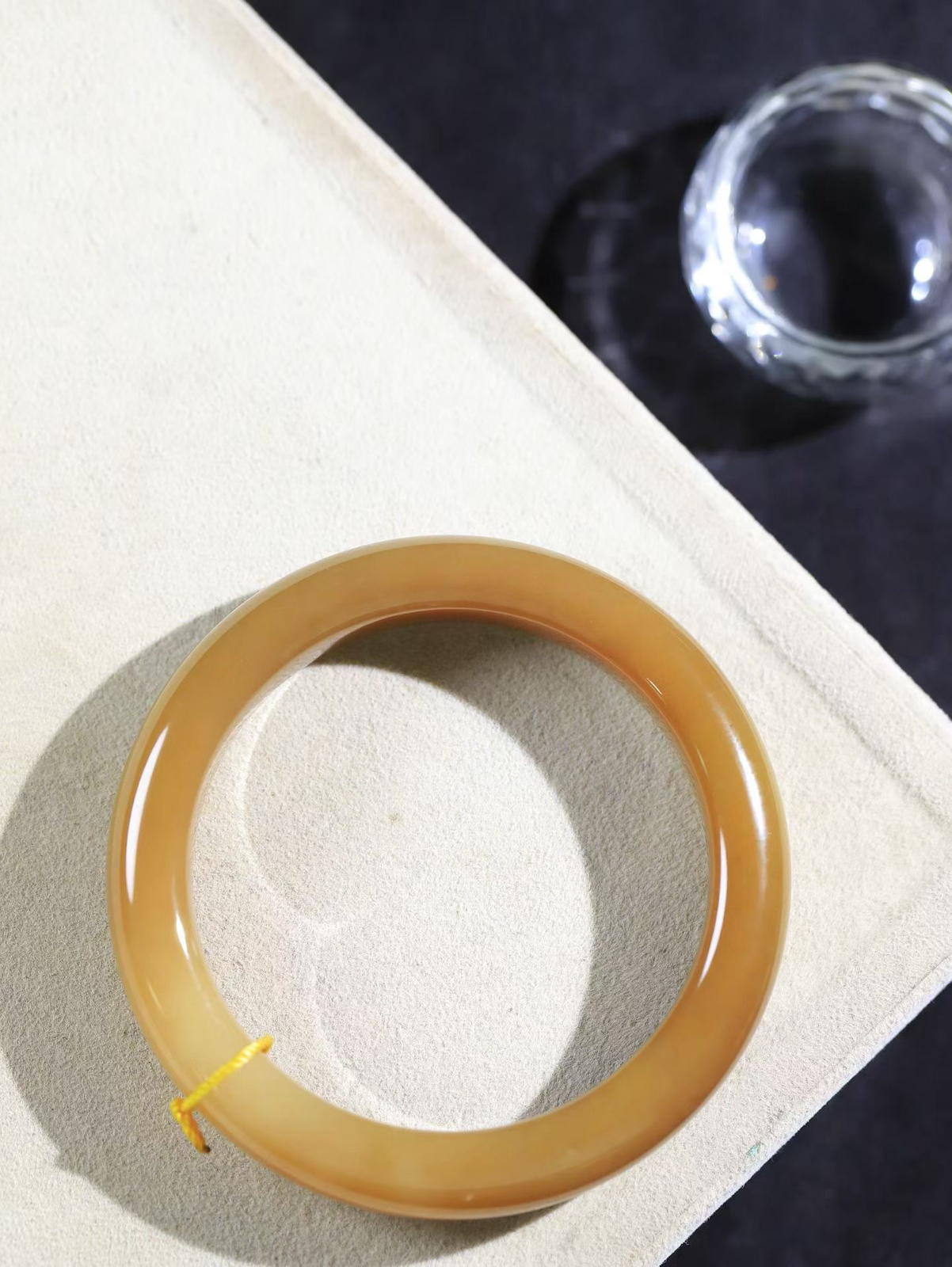 （温柔雅致.手镯）

精品️和田玉糖白玉手镯。镯型饱满，温润细腻，脂润沁香。️执一卷书，沏一盏茶，着一袭裙，戴一只镯。淡淡浅笺，素心若兰，静赏玉中诗画。悠悠岁月，芊手轻摘，盛满诗样芳华。重55.71克   内径54.5mm尺寸12.5-9mm    FDy-99701096