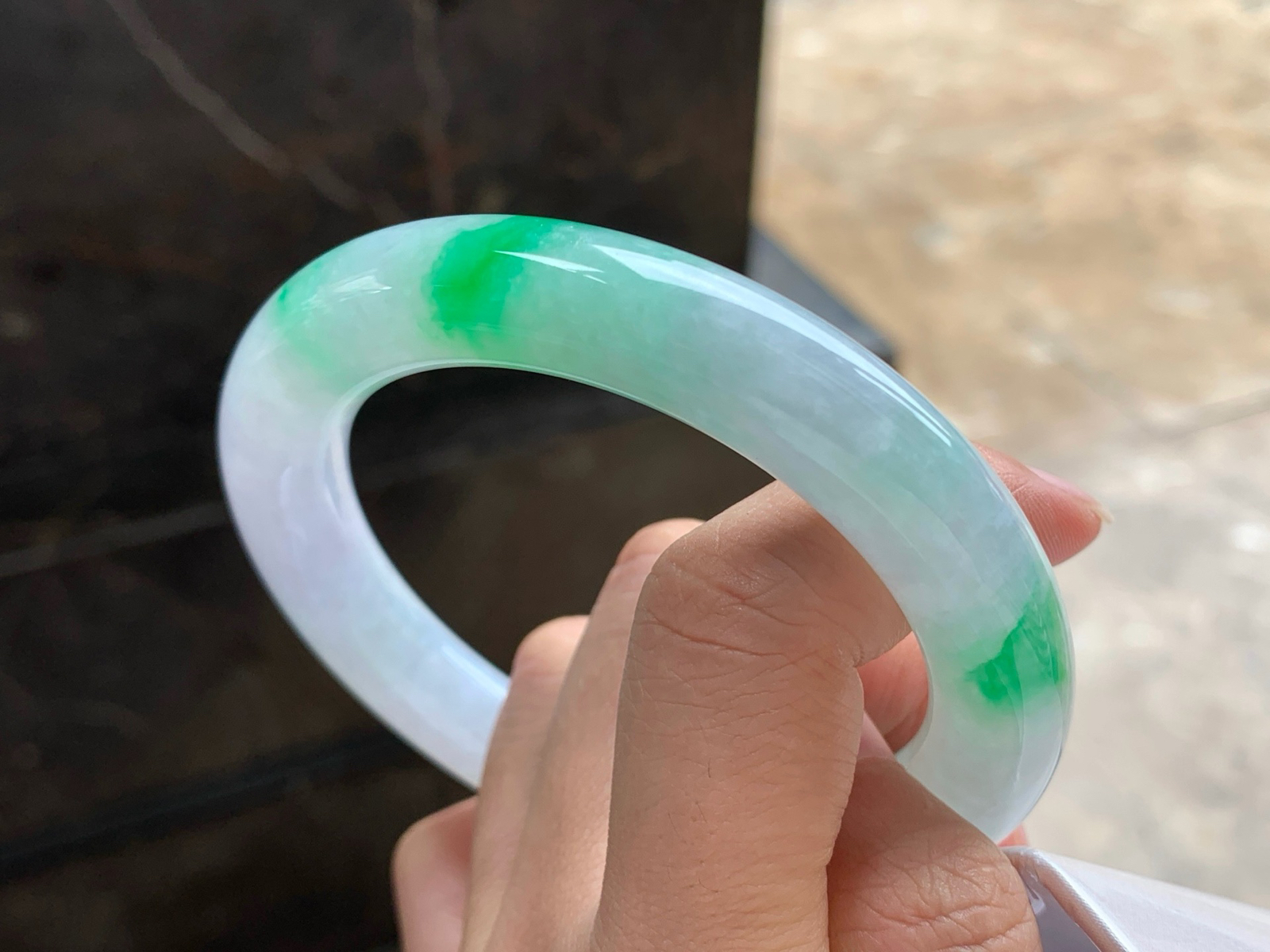 60-12
飘绿圆条手镯^_^鲜艳