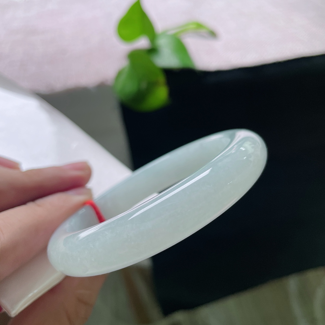 淡绿底正圈，无裂，冰润通透，玉质细腻，清冷温柔，属于简约百搭款。ss55720a