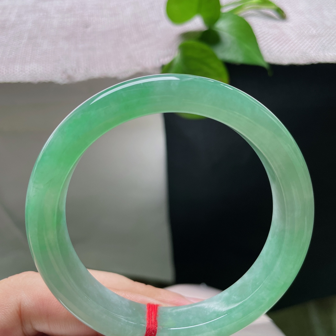 55.2/11.4/8.6，满色正圈，无裂，种质细腻水头十足，翠色匀净，自带贵气珠光。ss57143a