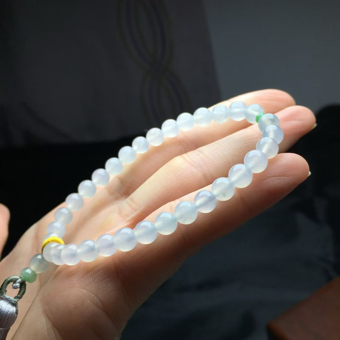️ 冰种手链，卡5.8mm，32颗，种好，玉质细腻，均匀，度极高