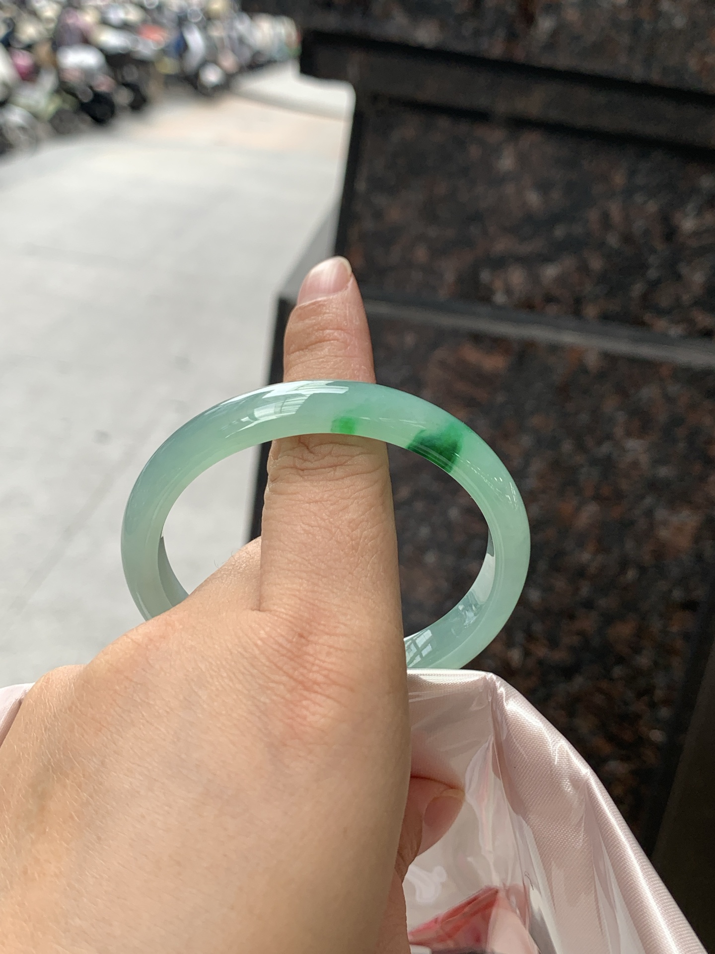 贵妃，底妆冰透胶润，干净细腻，简约却充满灵气，几朵绿花点缀，清新如芽，上有贵气优雅