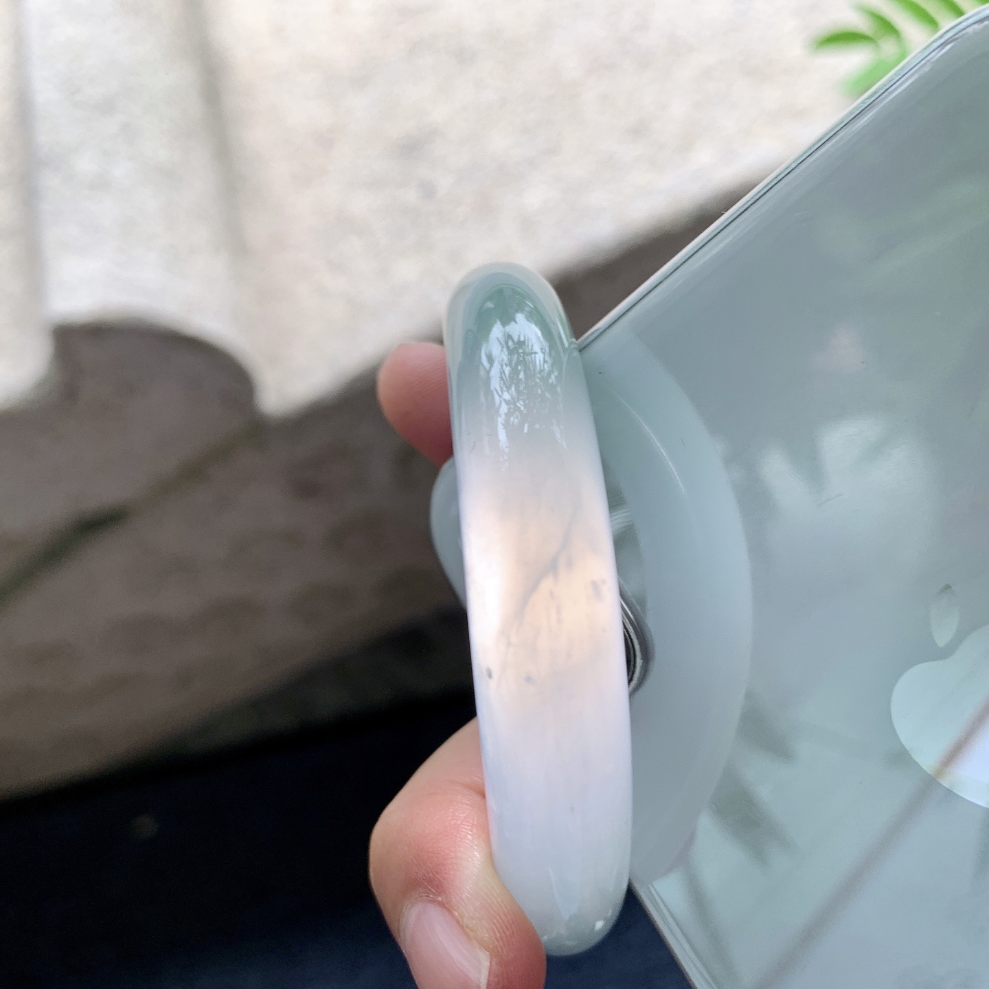 正圈53 54【圈口】54.4/12/8.3【编码】GF071115【描述】冰糯晴绿，水润，种老，细腻，打灯有棉线