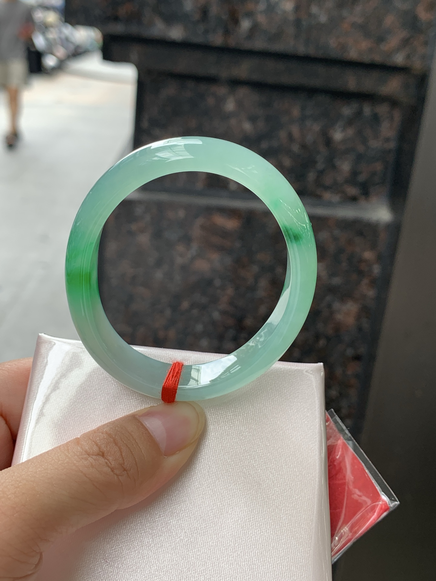 贵妃，底妆冰透胶润，干净细腻，简约却充满灵气，几朵绿花点缀，清新如芽，上有贵气优雅
