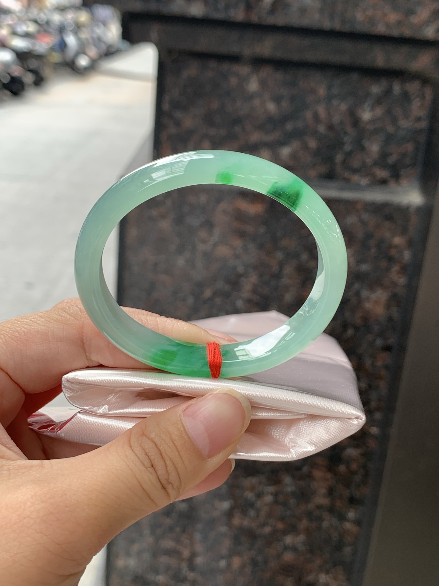 贵妃，底妆冰透胶润，干净细腻，简约却充满灵气，几朵绿花点缀，清新如芽，上有贵气优雅