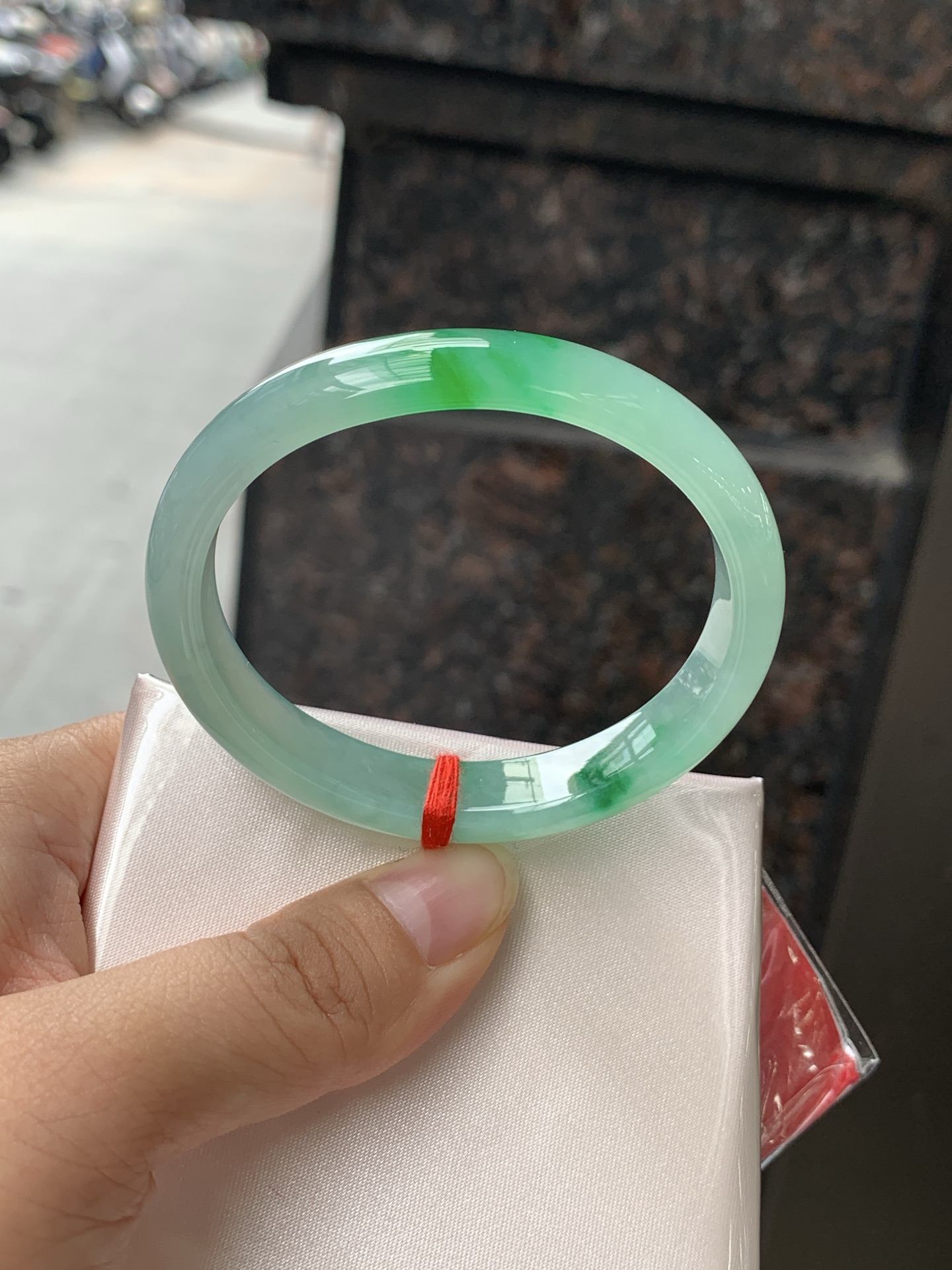 贵妃，底妆冰透胶润，干净细腻，简约却充满灵气，几朵绿花点缀，清新如芽，上有贵气优雅