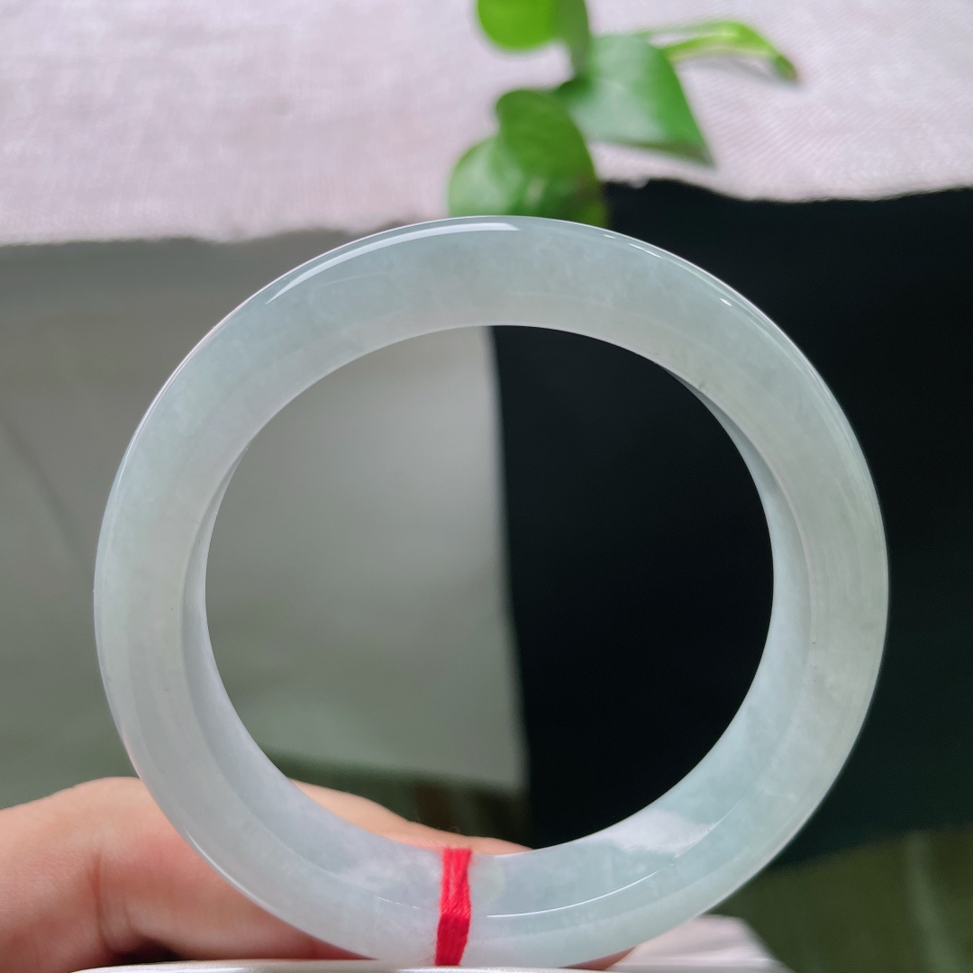 55/11.5/9，白冰正圈，无裂，通透细腻，干净素雅，光泽柔和，简约温柔风格。ss55718a