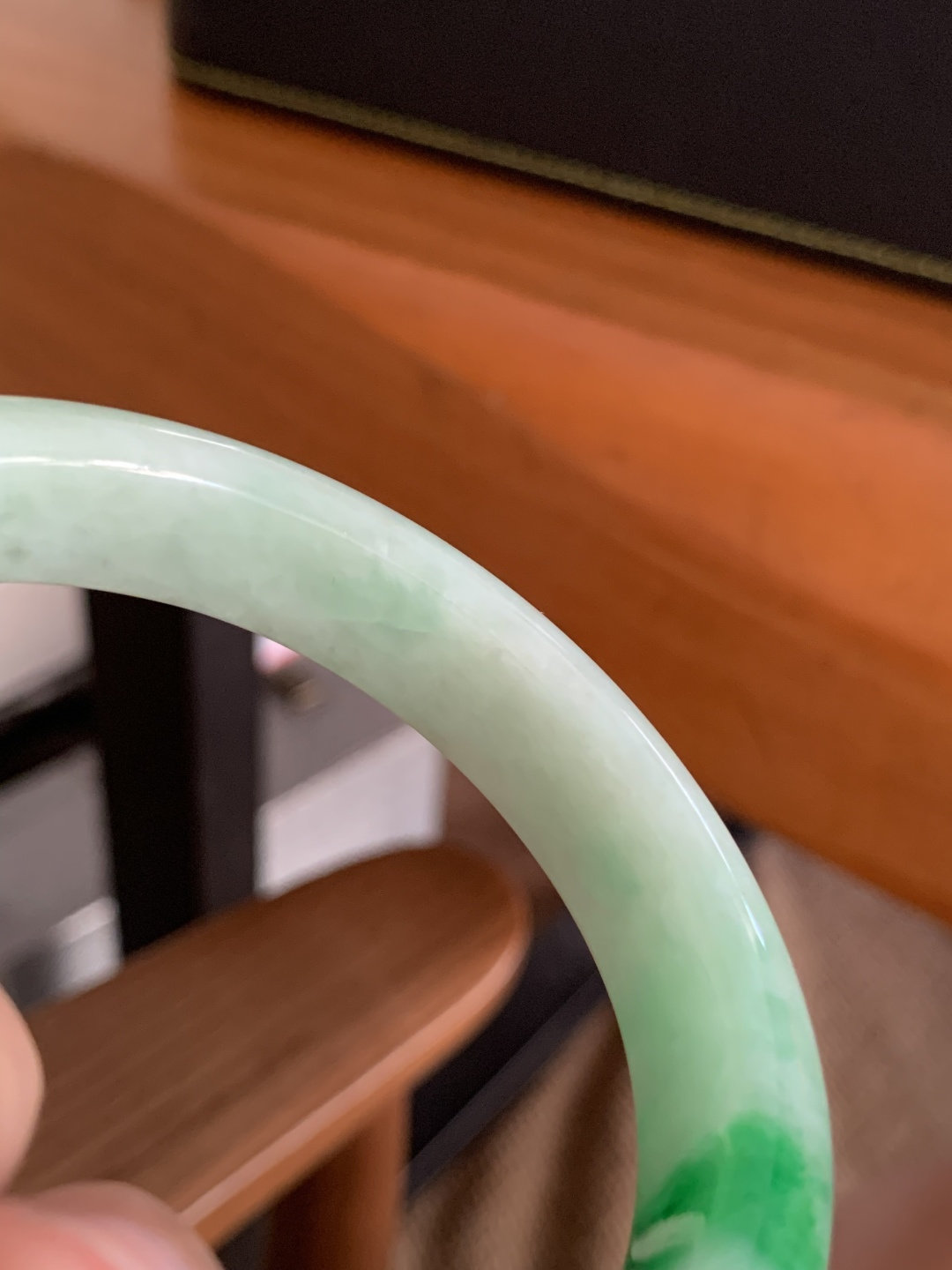 正圈56 57【圈口】57.7/12/8.6【编码】WW071226【描述】细糯飘辣绿，水润，种老，细腻，内侧有纹线