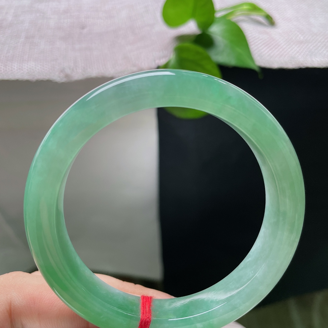 55.2/11.4/8.6，满色正圈，无裂，种质细腻水头十足，翠色匀净，自带贵气珠光。ss57143a