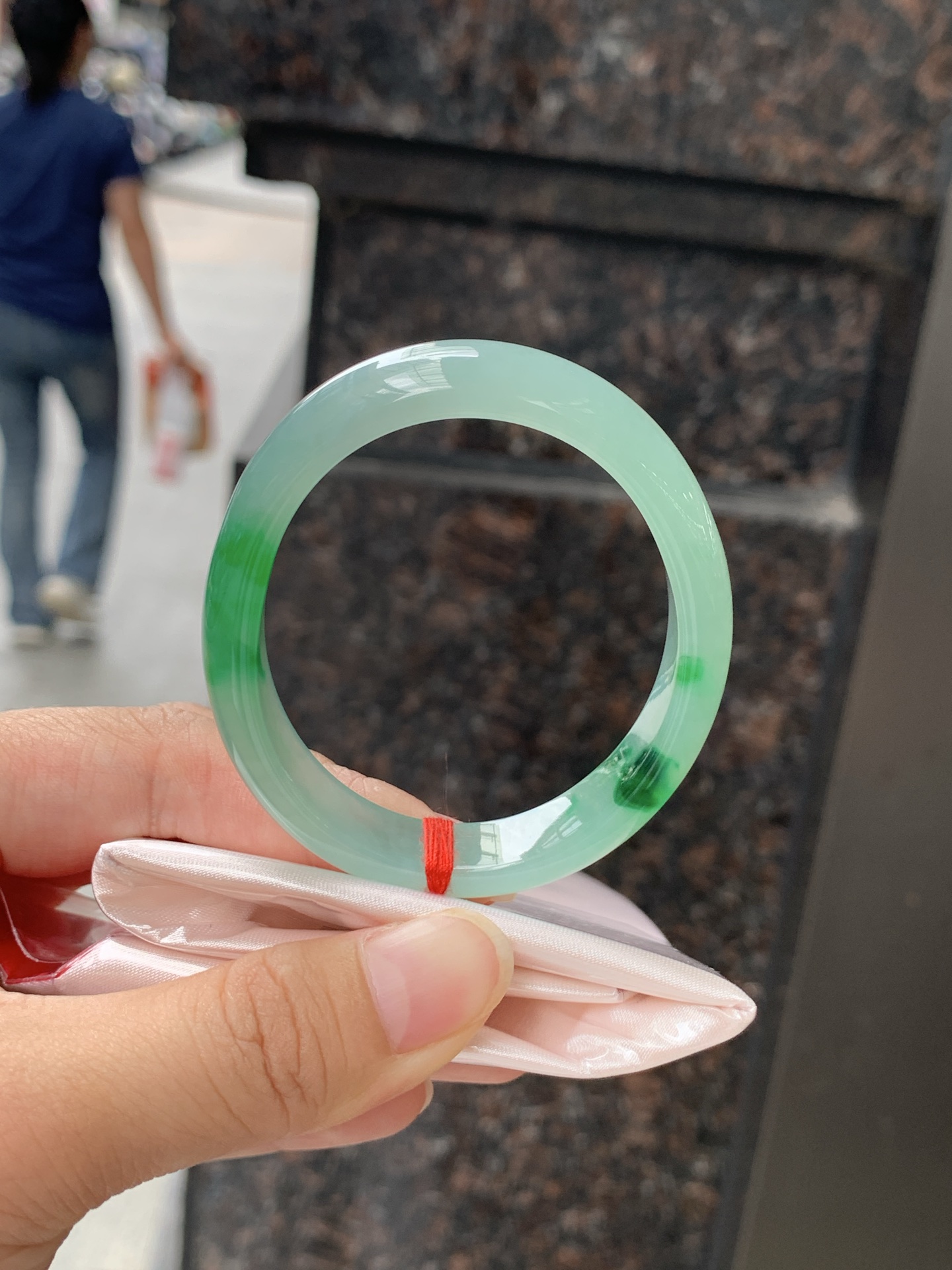 贵妃，底妆冰透胶润，干净细腻，简约却充满灵气，几朵绿花点缀，清新如芽，上有贵气优雅