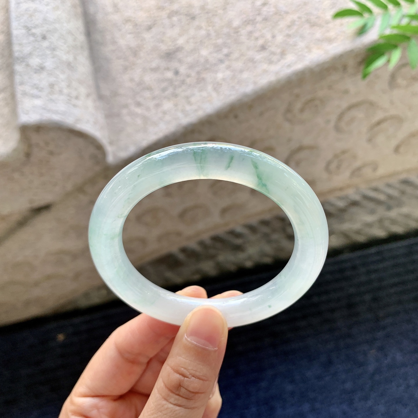 圆条51 52【圈口】52.2/9.7/9.5【编码】C5071122【描述】冰糯飘花，水润，种老，细腻，打灯有棉纹