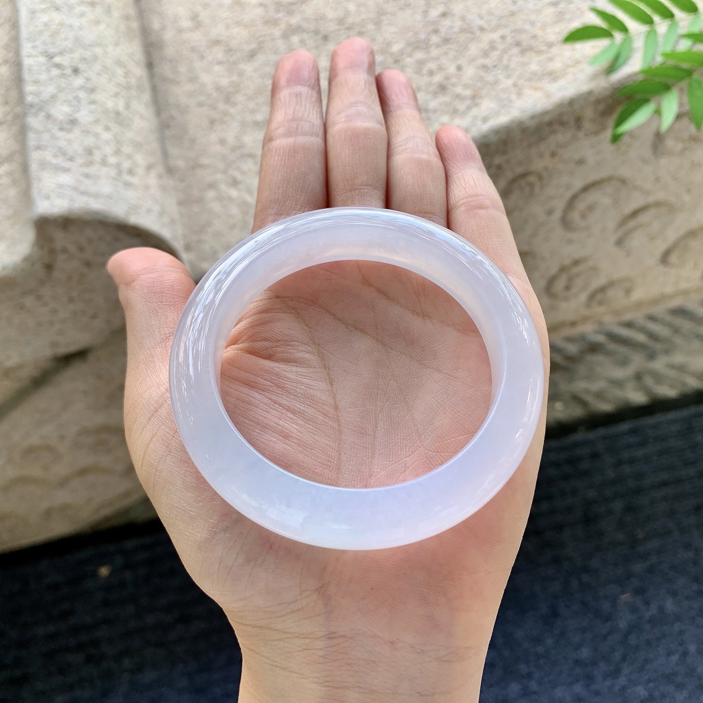 正圈53 54【圈口】54.5/12/9【编码】LH071136【描述】冰糯粉紫飘绿、水润，种老，细腻，无裂