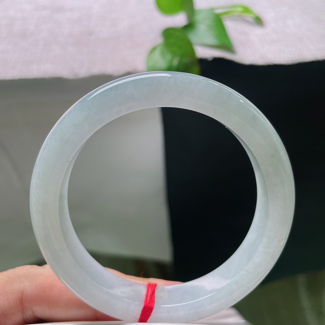 55/11.5/9，白冰正圈，无裂，通透细腻，干净素雅，光泽柔和，简约温柔风格。ss55718a