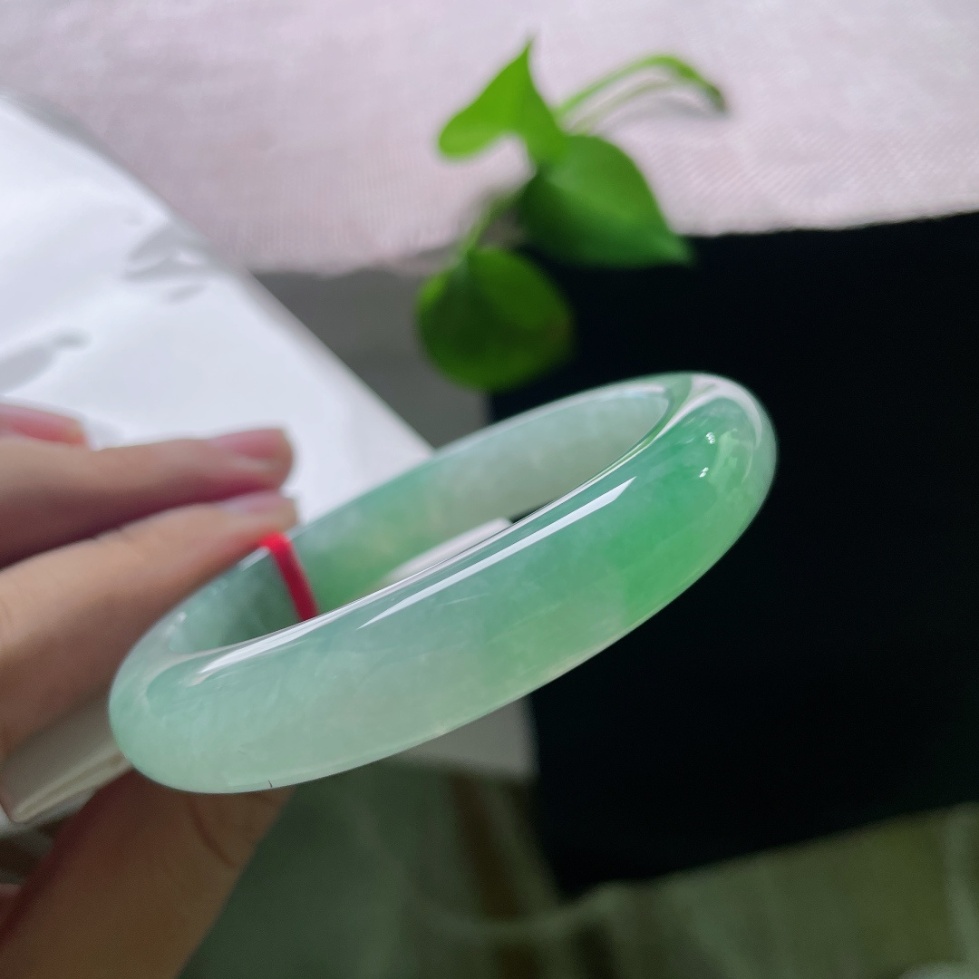 绿底正圈，无裂，细腻晶体浑然一体，翠光盈盈，举手皆是珠光贵态。ss57447a