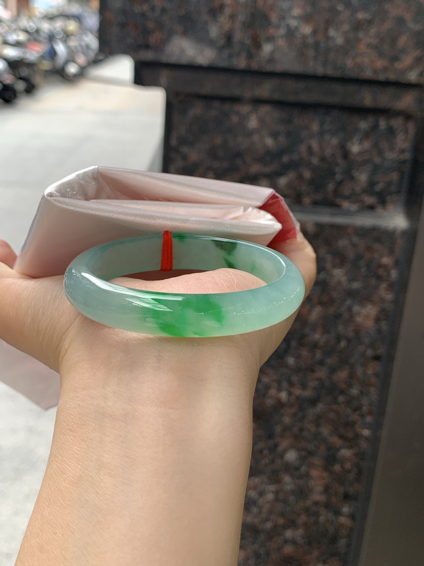 贵妃，底妆冰透胶润，干净细腻，简约却充满灵气，几朵绿花点缀，清新如芽，上有贵气优雅