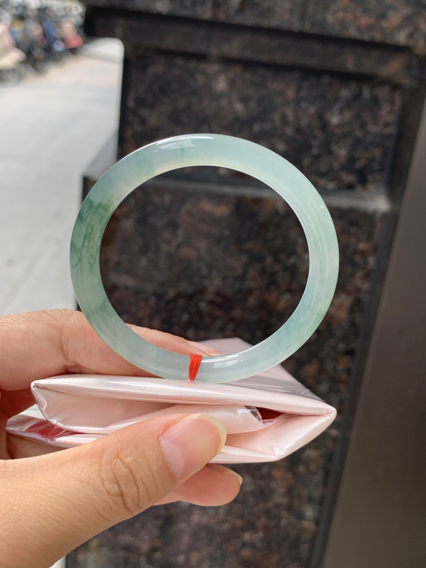 冰飘花美人条 53.2-6.8-7.2 0711-H118-71 打灯纹裂，底妆水透起光，冰底中开出了朵朵兰花，飘花灵动飘逸，勾勒出一幅唯美诗意的山水意境画，古典优雅又秀气