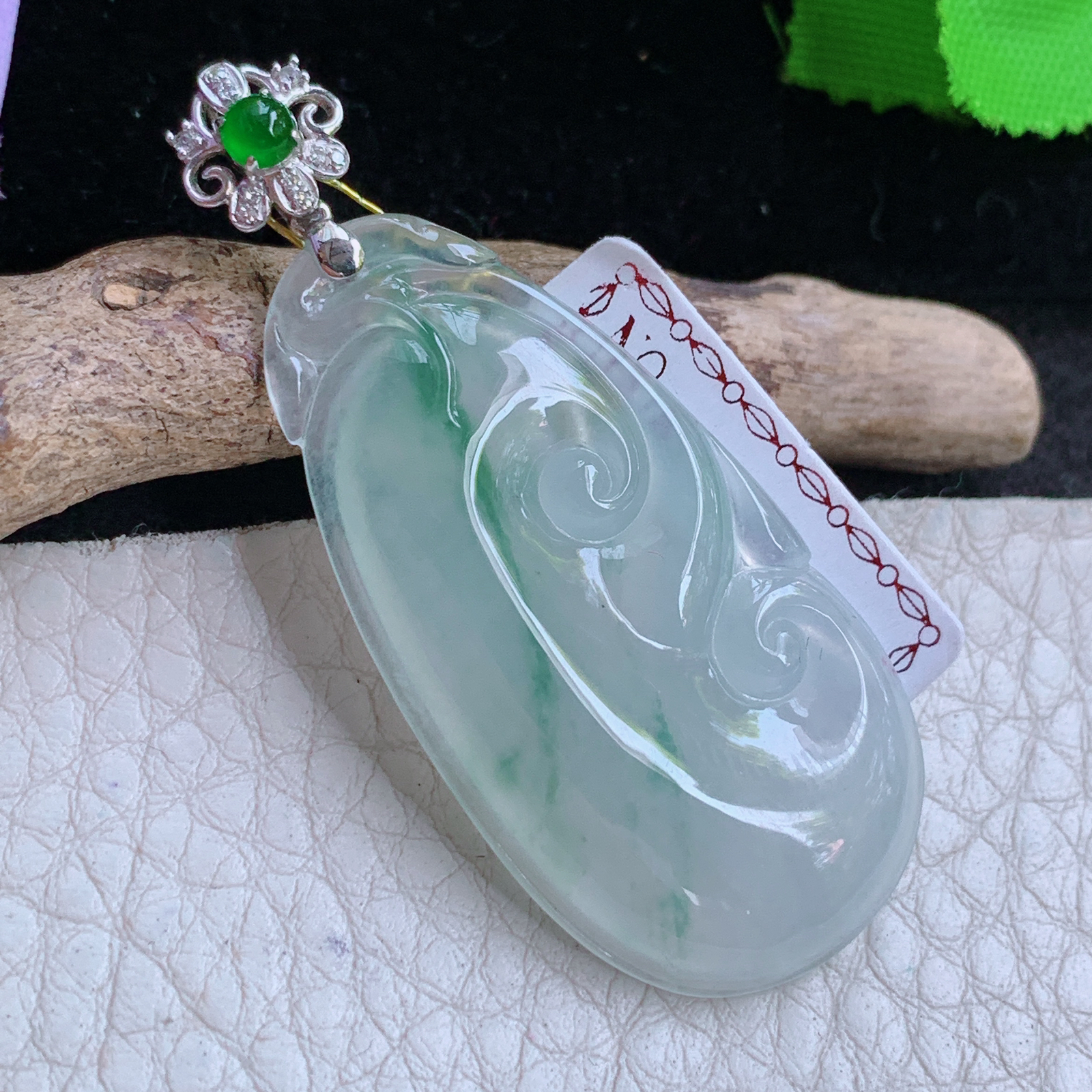 Xj实拍41*21.2*5缅甸翡翠冰种飘花如意吊坠 18k金吉祥如意