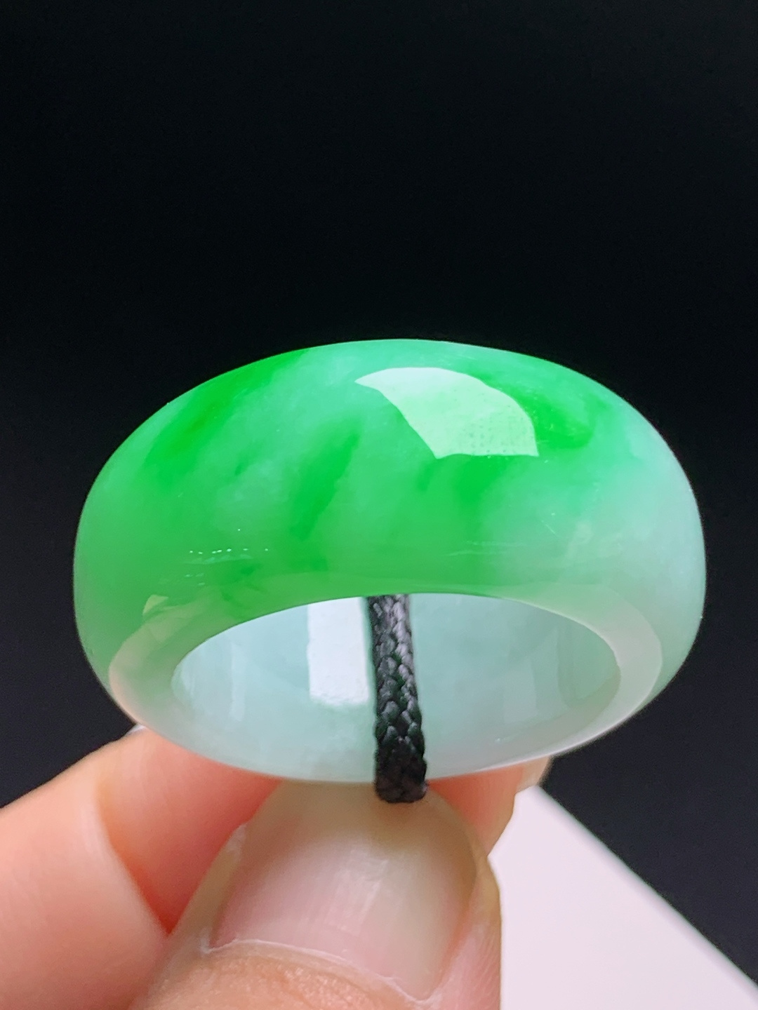 阳绿宽版指环戒圈，飘绿鲜活质地厚实，简约大气 裸石29.5-11.7-5.3 圈口21 420708