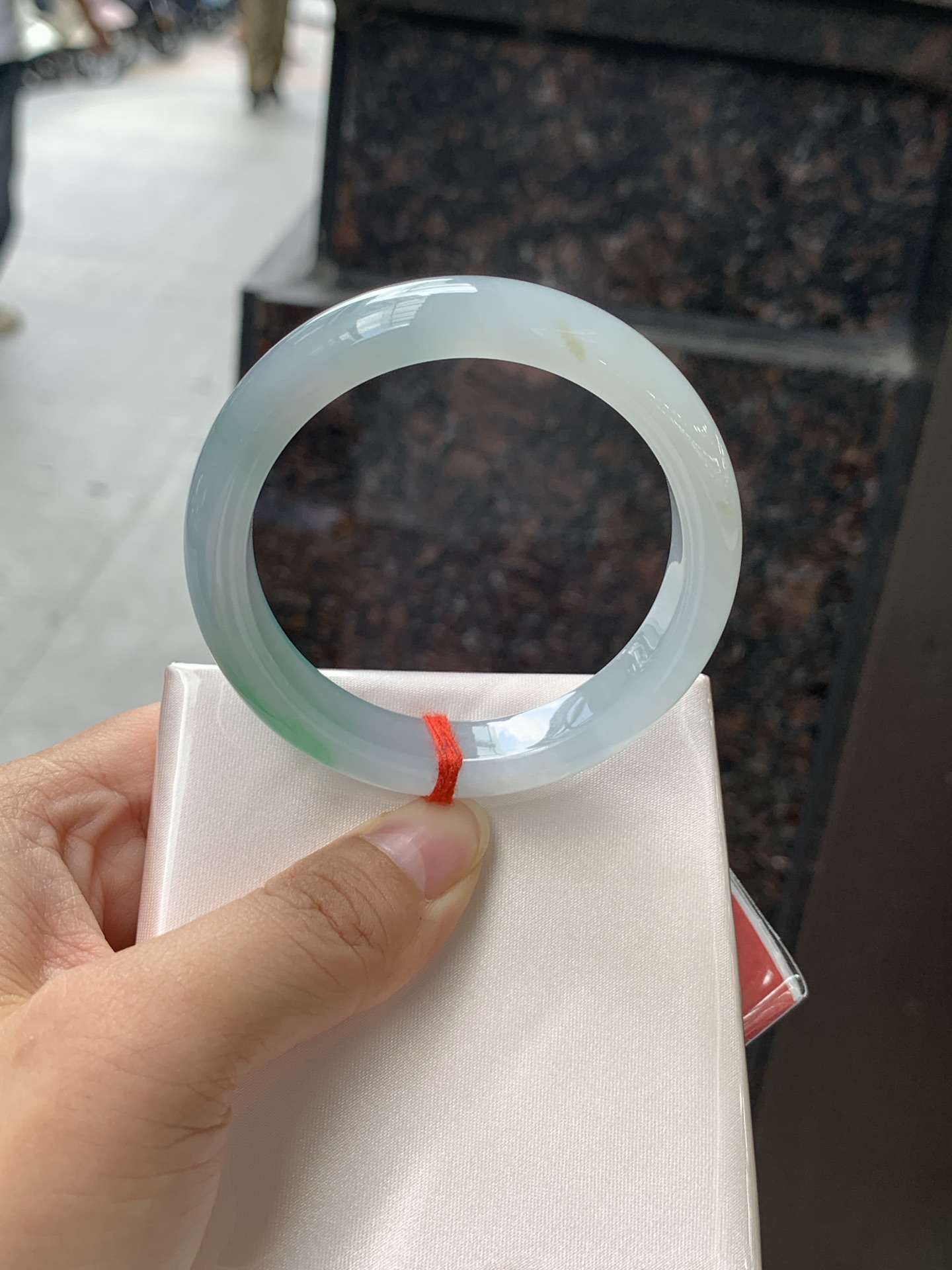 飘绿正圈 51.5-11.3-7.7 0711-N235 打灯棉纹，有洒金，底妆水润细腻，通透的湖蓝底色，一抹鲜艳的果阳绿色花，整只手镯特色鲜明。