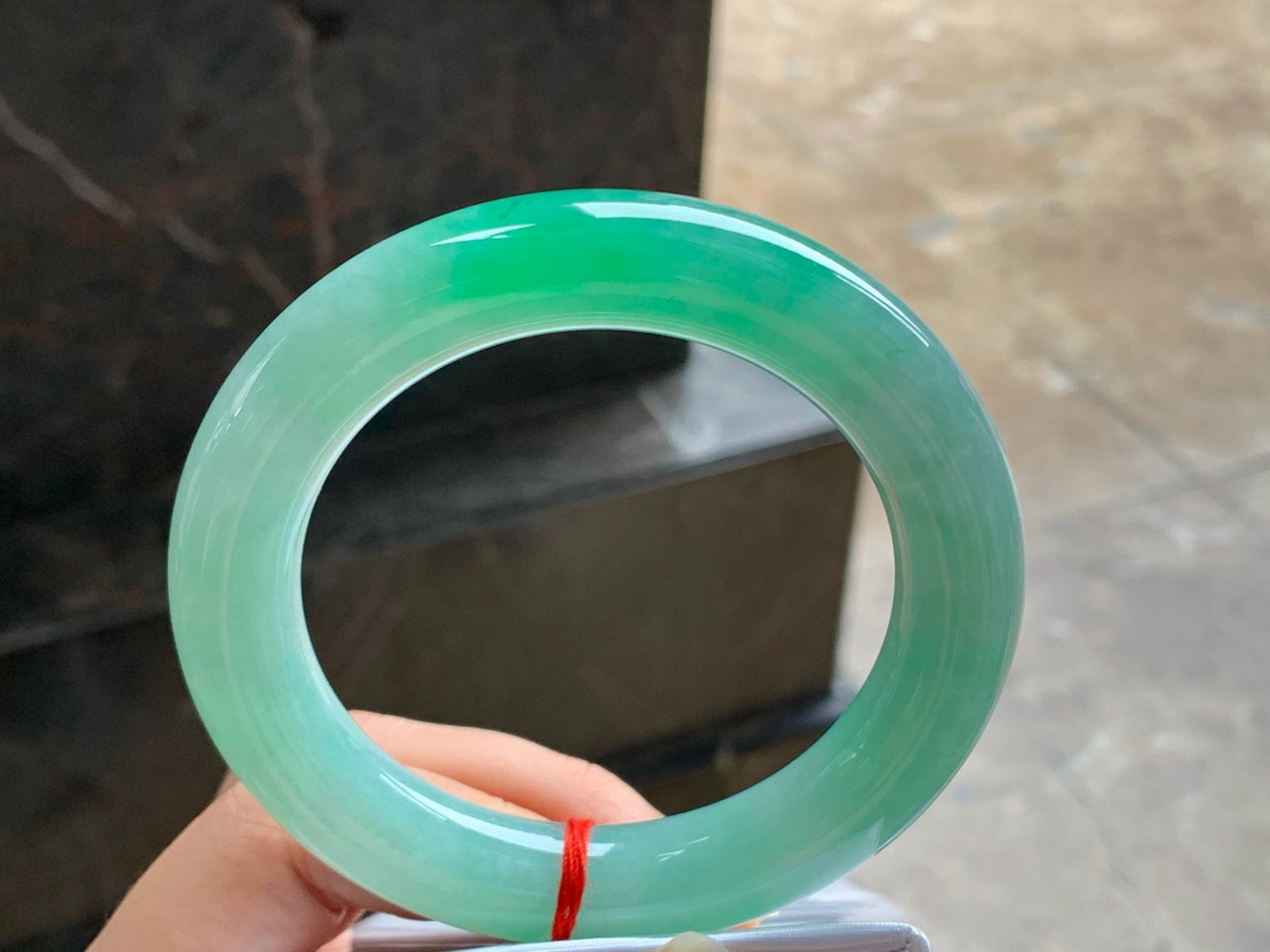 58-12.4
冰绿圆条手镯^_^颜色清新 色阳