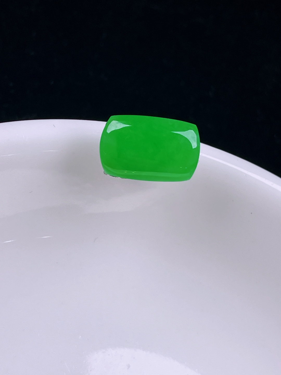 ️阳绿马鞍戒面，老种起光，细底通透，尺寸：12.6/8/3.3mm0711