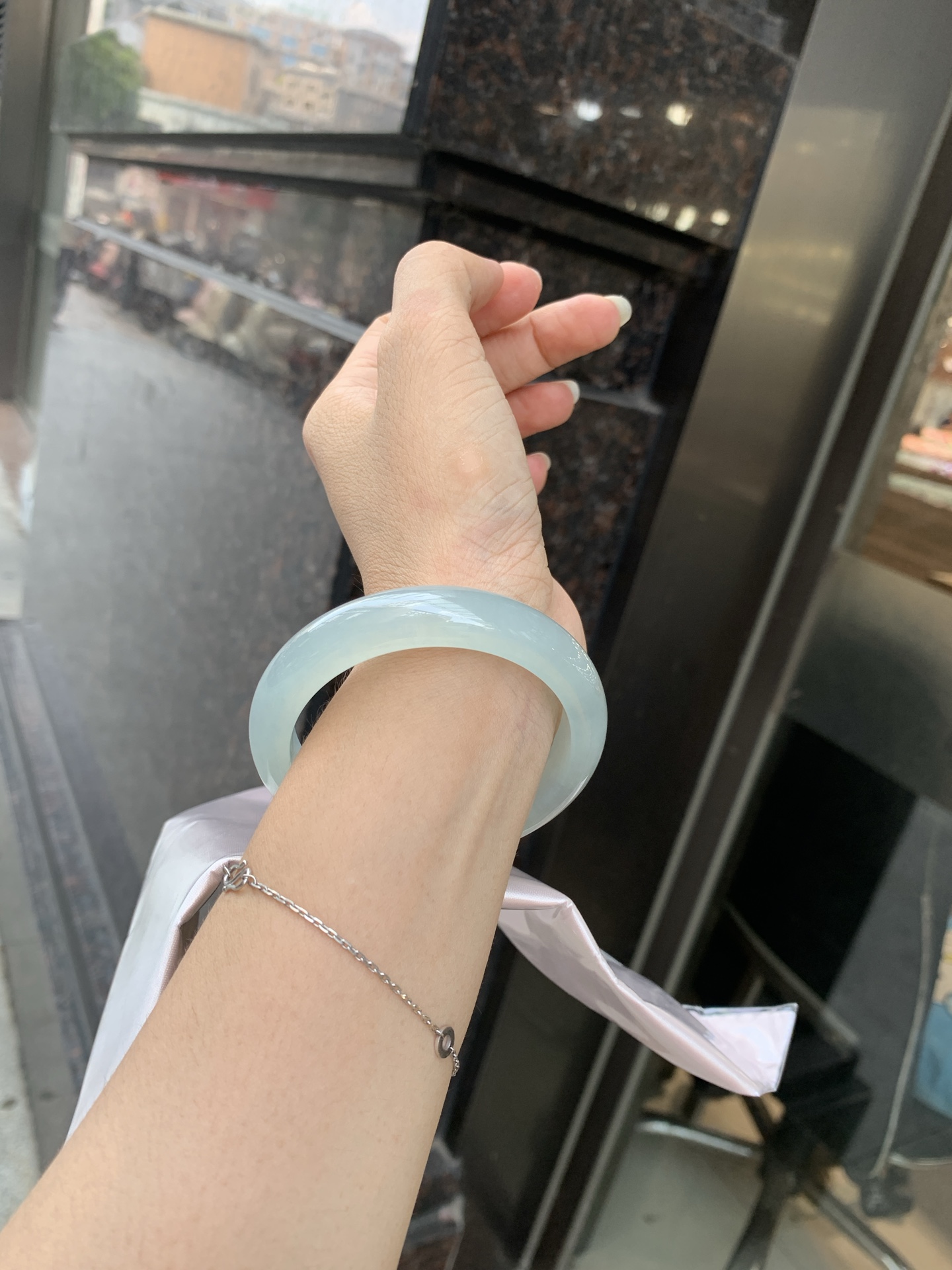 冰蓝正圈 55.5-8-12.1 0711-H268-49 无裂，打灯棉线，底妆冰润细腻，千变万化的冰晴蓝底色，拥有海的颜色，却散发着星空的光芒，这是一只来自冰川蓝的清冷气质仙女镯。