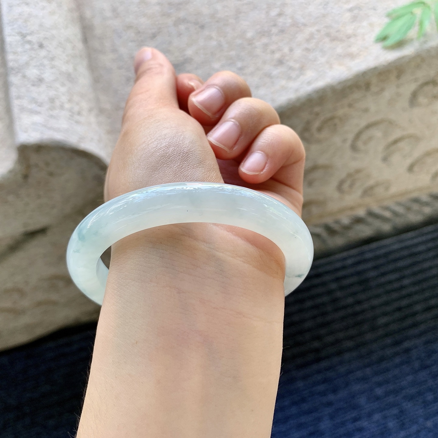 正圈55 56【圈口】56.9/9.5/9【编码】T1071206【描述】细糯飘花，水润，种老，细腻，无裂