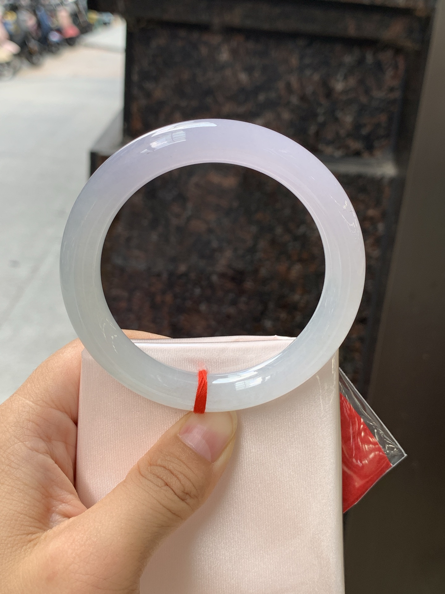 冰春彩圆条 56.5-10.8-9.7 0711-N1199 无裂，底妆冰润，谁能拒绝一只自带春日滤镜的春彩镯啊，像雾里的新芽，冰润细腻，上手温柔到骨子里，把整个春天的诗意都戴在手上。