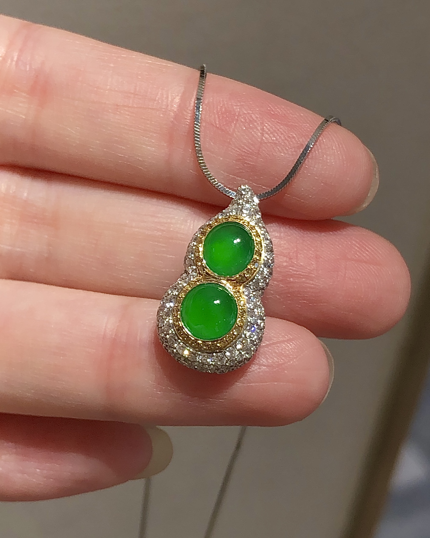 高冰阳绿葫芦吊坠 复古时尚设计款小精品，满钻宝葫芦，招财进宝璀璨夺目，裸石纯净色匀，精致又百搭，性比推荐 整体20.8×11.7×8.5 裸石6.3×6.2×2