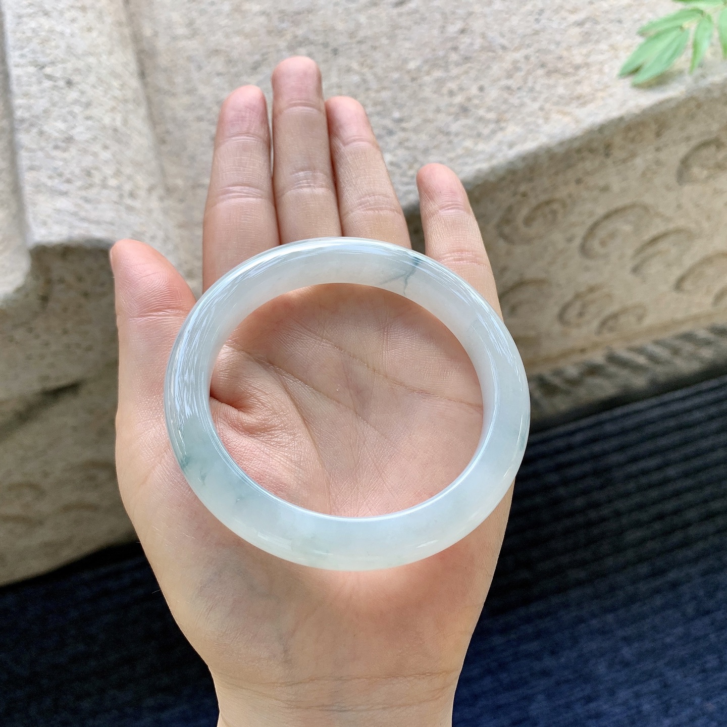 正圈55 56【圈口】56.9/9.5/9【编码】T1071206【描述】细糯飘花，水润，种老，细腻，无裂
