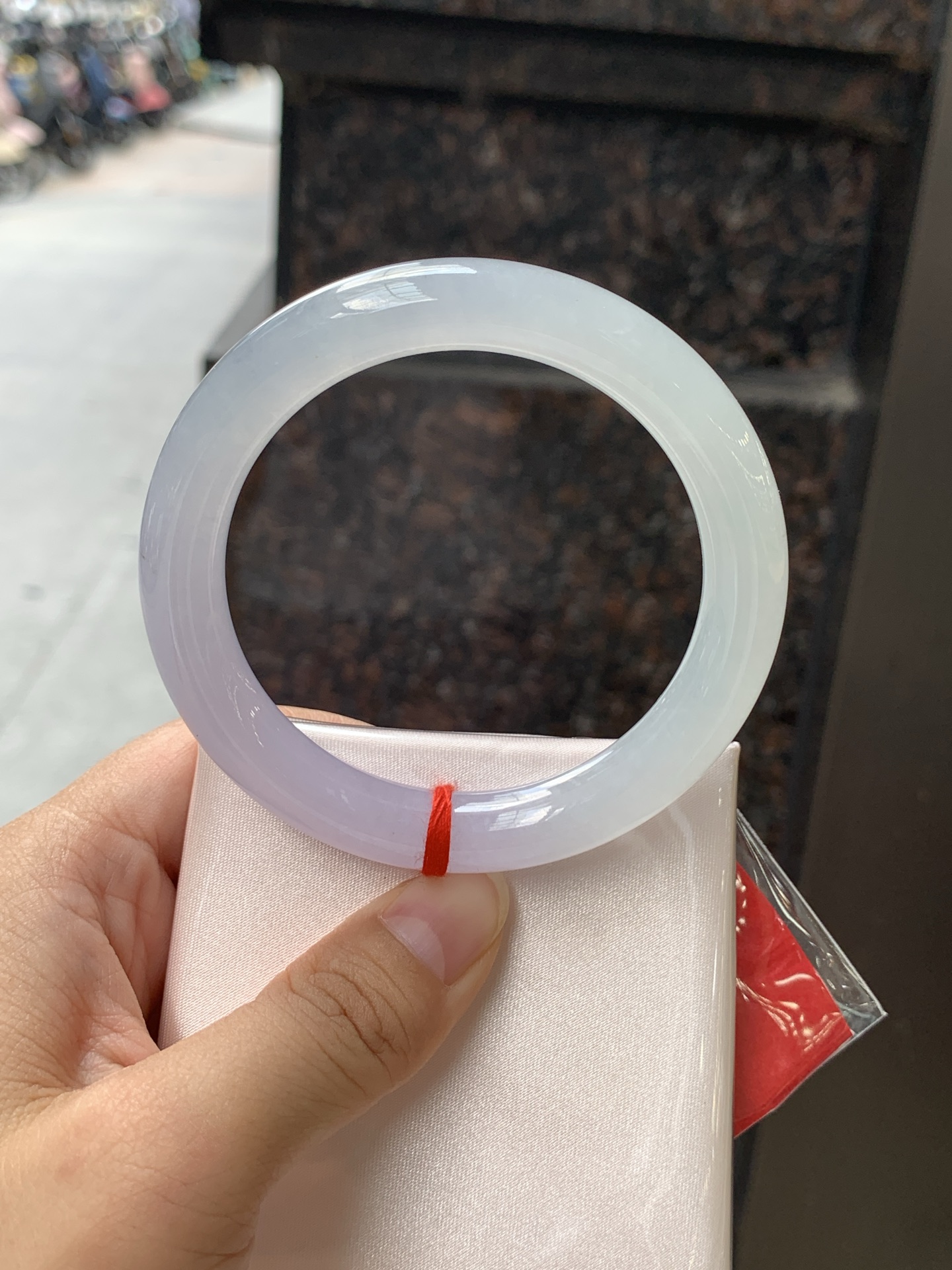冰春彩圆条 56.5-10.8-9.7 0711-N1199 无裂，底妆冰润，谁能拒绝一只自带春日滤镜的春彩镯啊，像雾里的新芽，冰润细腻，上手温柔到骨子里，把整个春天的诗意都戴在手上。