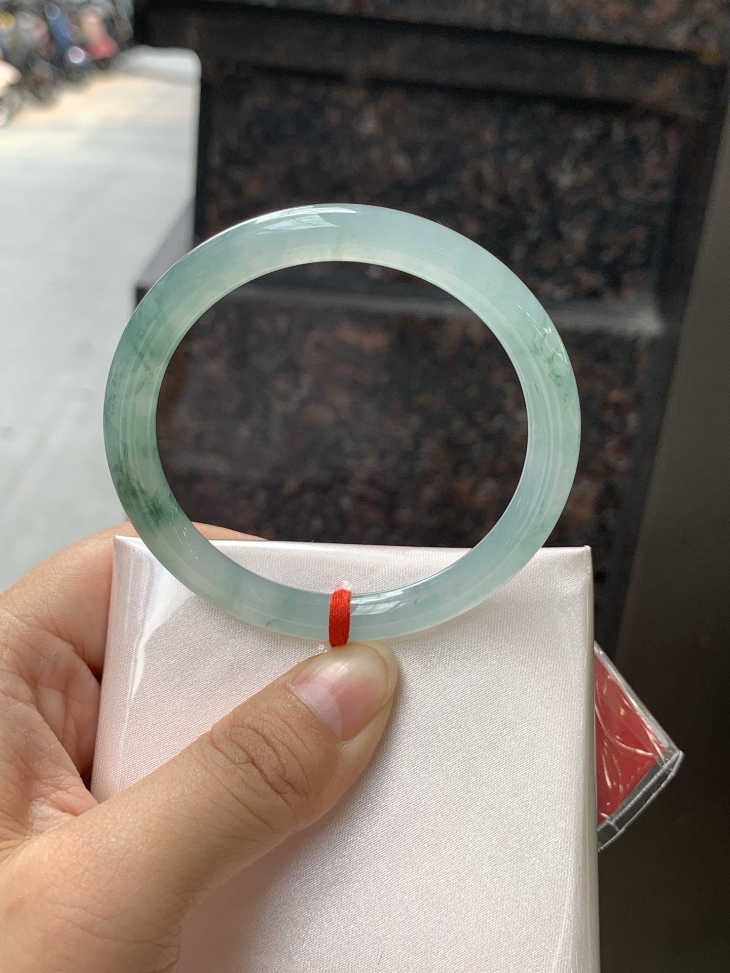 冰飘花美人条 53.2-6.8-7.2 0711-H118-71 打灯纹裂，底妆水透起光，冰底中开出了朵朵兰花，飘花灵动飘逸，勾勒出一幅唯美诗意的山水意境画，古典优雅又秀气