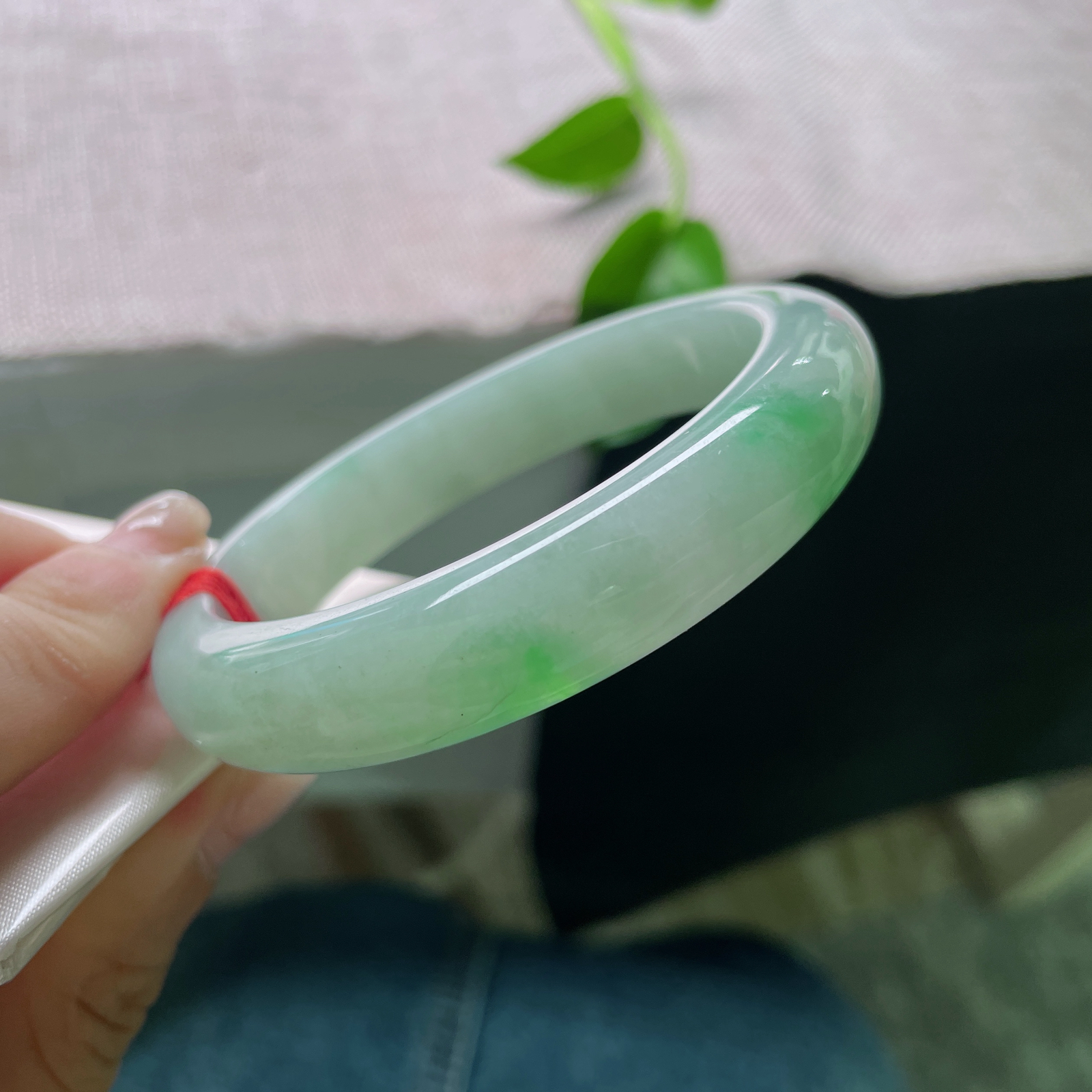 特惠活动#57.3/12.5/8.2，飘绿正圈，料子细润，点翠千金，佩戴贵气不失优雅，皮纹。ss52577a