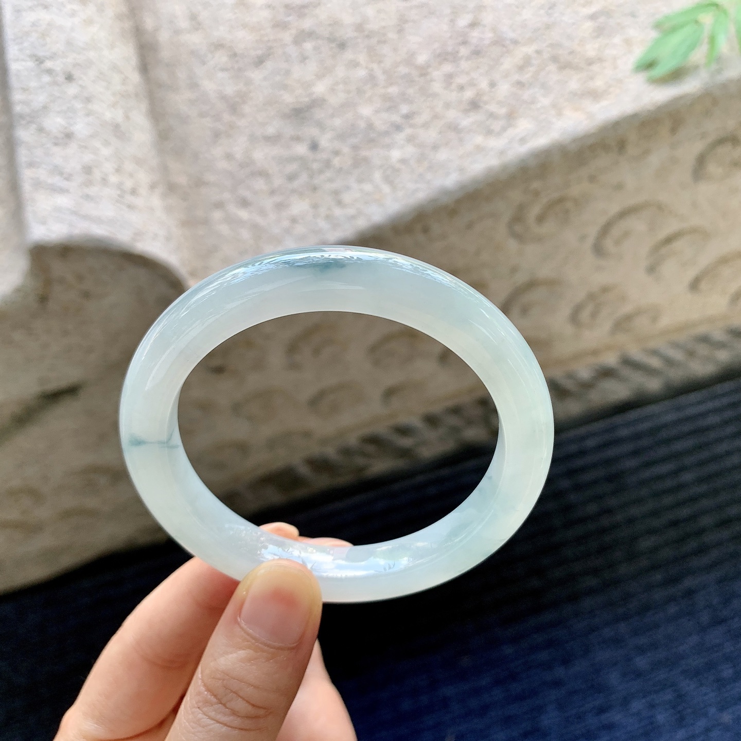 正圈55 56【圈口】56.9/9.5/9【编码】T1071206【描述】细糯飘花，水润，种老，细腻，无裂