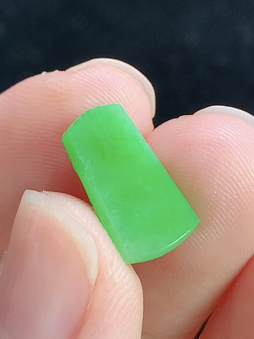 满绿马鞍戒面，无裂，尺寸13.6-7.6-2.0mm，Q11hay