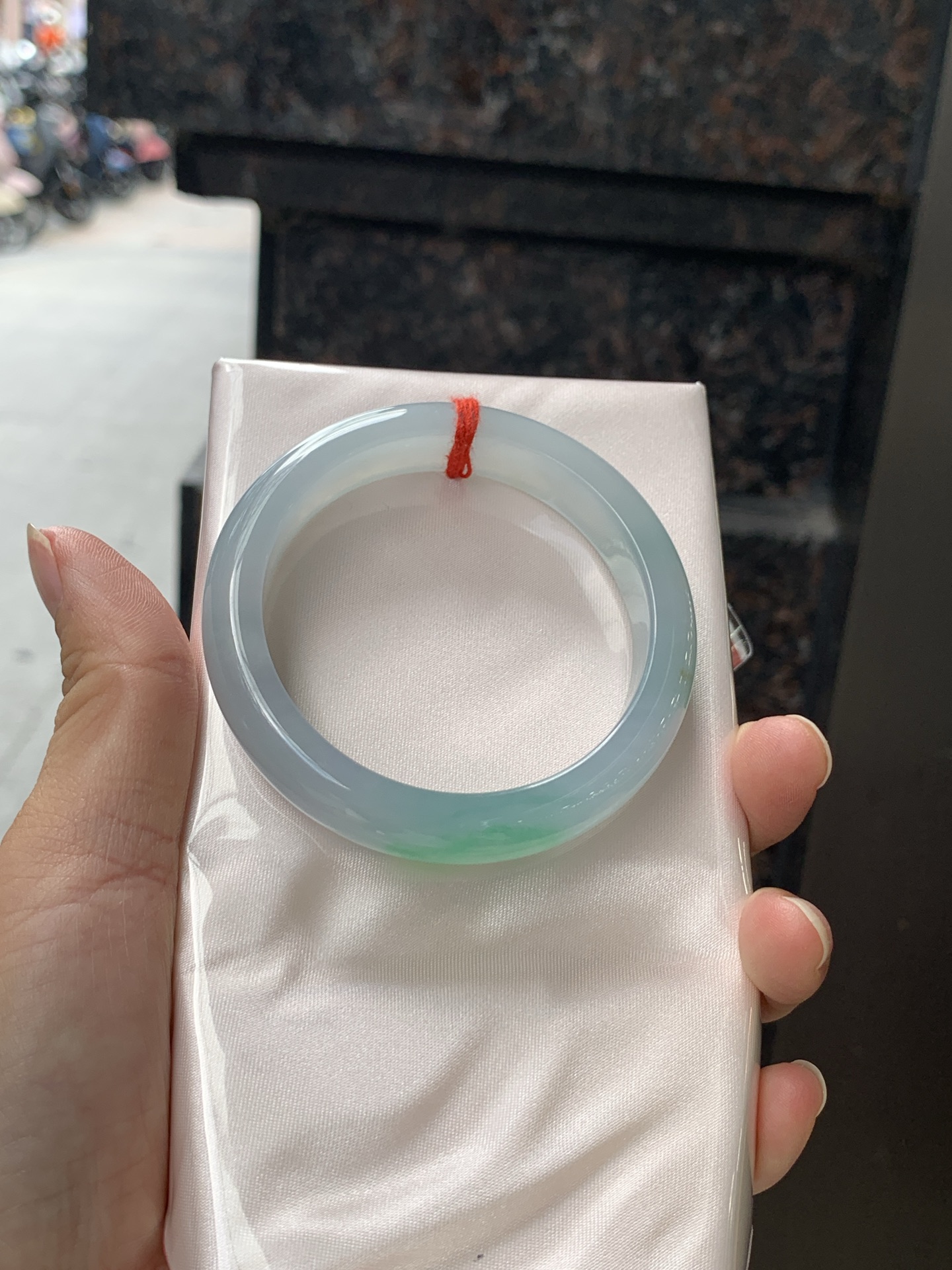 飘绿正圈 51.5-11.3-7.7 0711-N235 打灯棉纹，有洒金，底妆水润细腻，通透的湖蓝底色，一抹鲜艳的果阳绿色花，整只手镯特色鲜明。