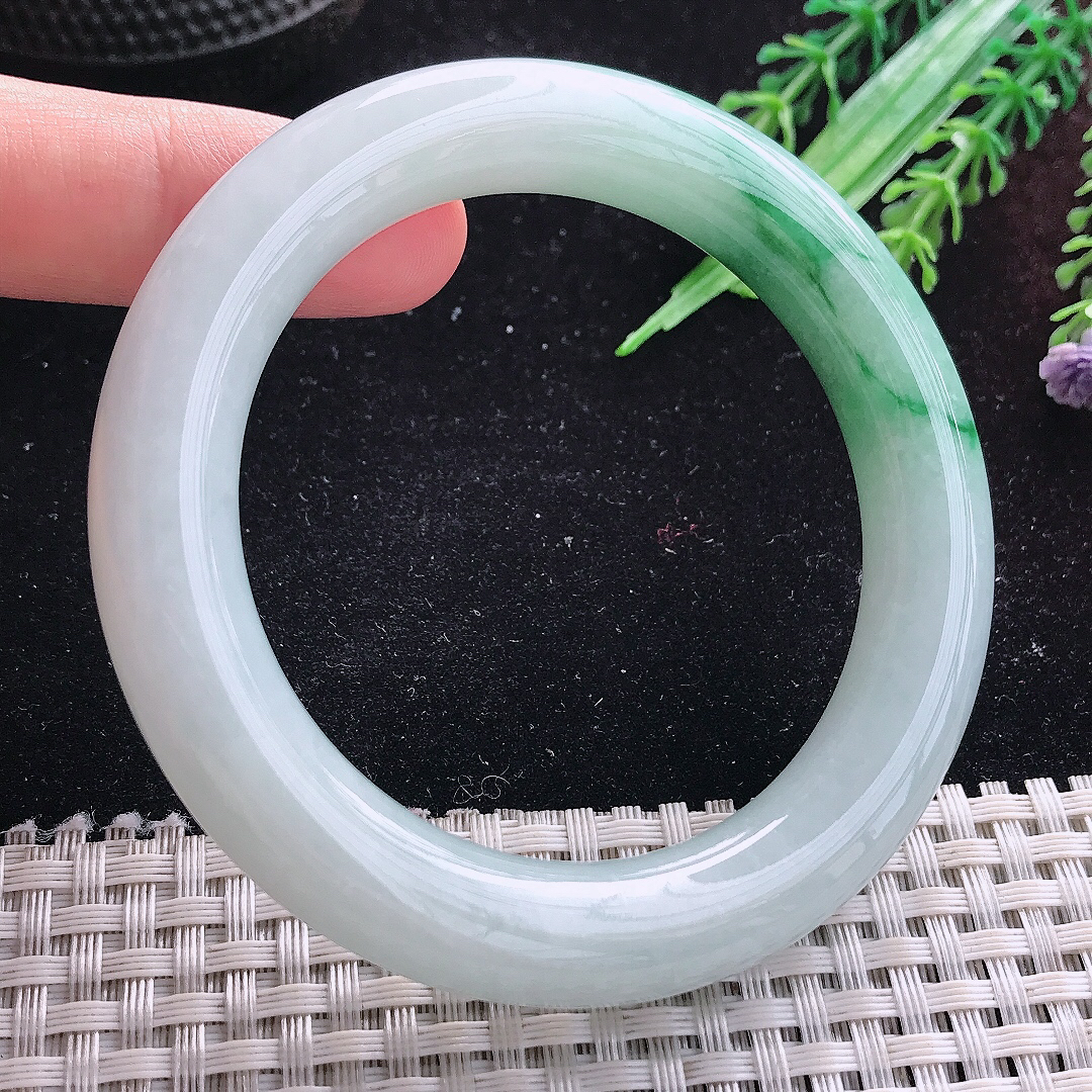 自然光55.5/11老坑精美温润飘花圆条手镯平安镯翡翠美人镯