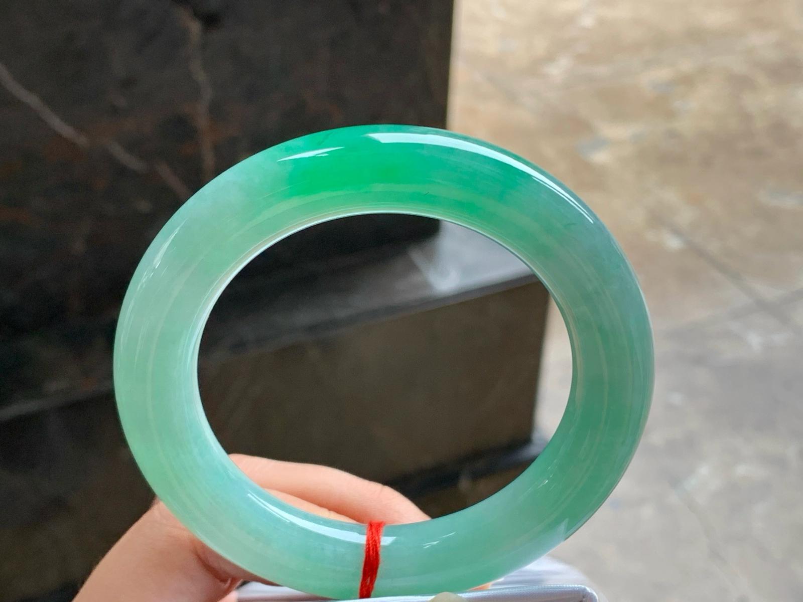 58-12.4
冰绿圆条手镯^_^颜色清新 色阳