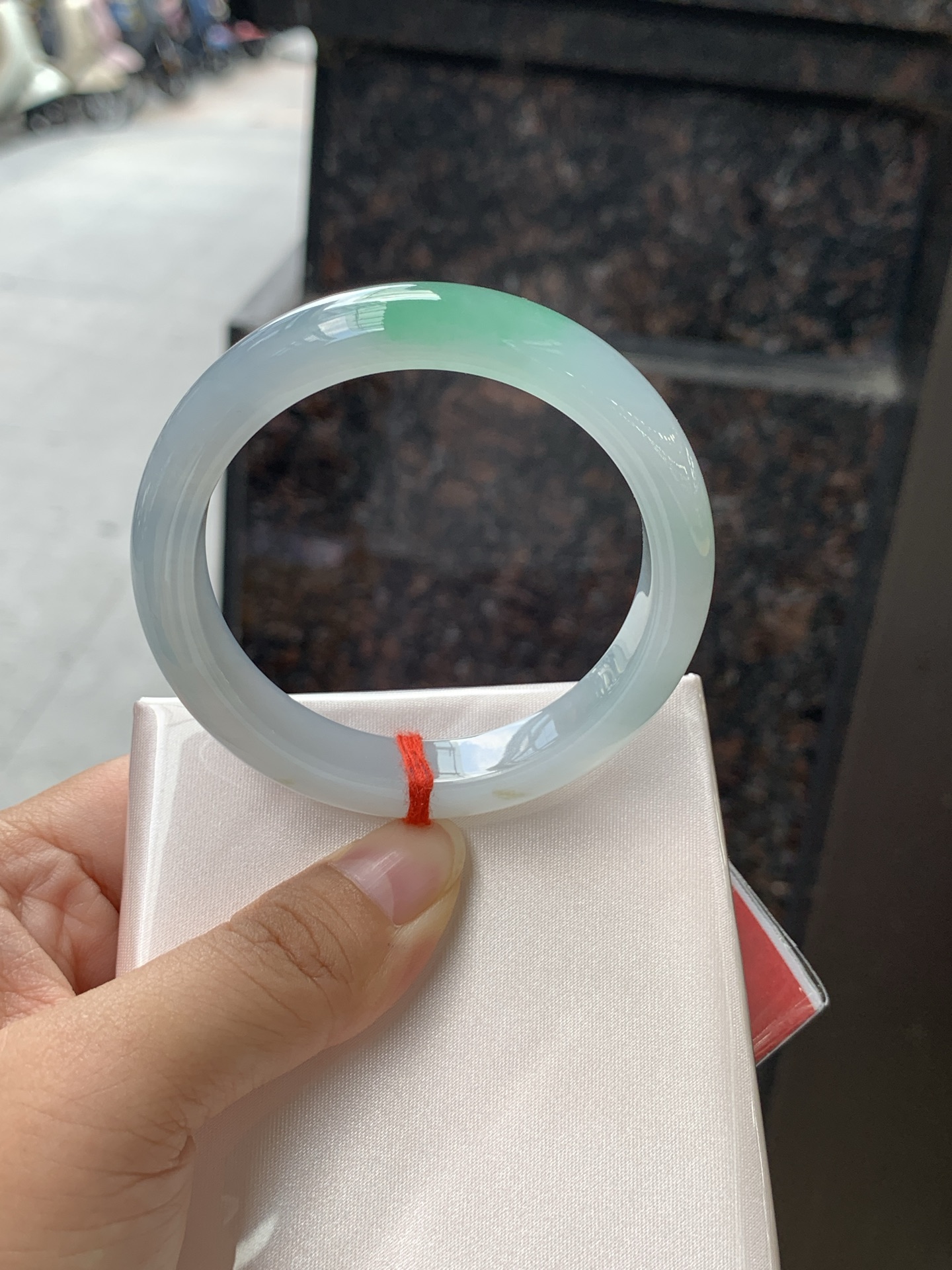 飘绿正圈 51.5-11.3-7.7 0711-N235 打灯棉纹，有洒金，底妆水润细腻，通透的湖蓝底色，一抹鲜艳的果阳绿色花，整只手镯特色鲜明。