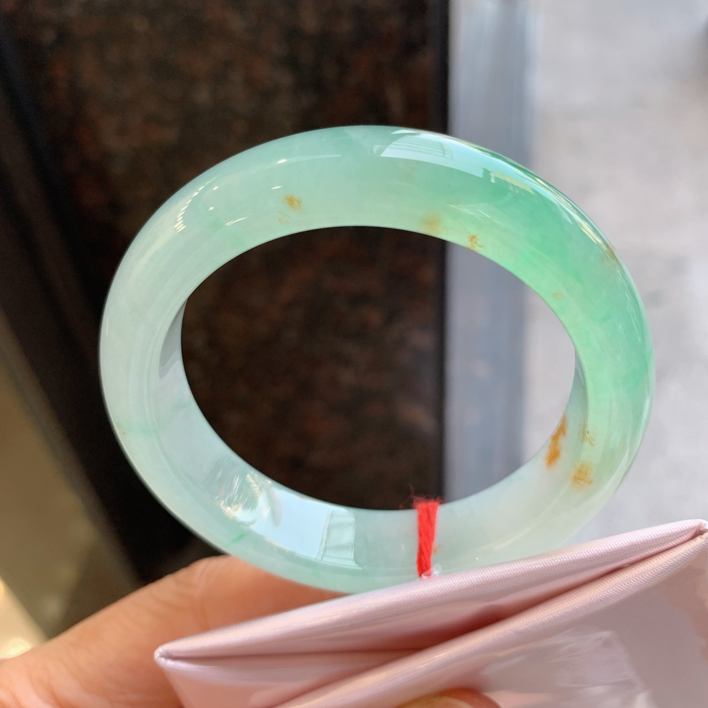 正圈冰飘绿带黄翡 微细纹 尺寸：51.5/12.6/8.2 特色料子
