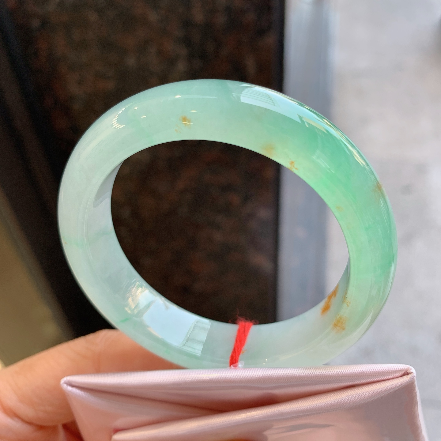 正圈冰飘绿带黄翡 微细纹 尺寸：51.5/12.6/8.2 特色料子