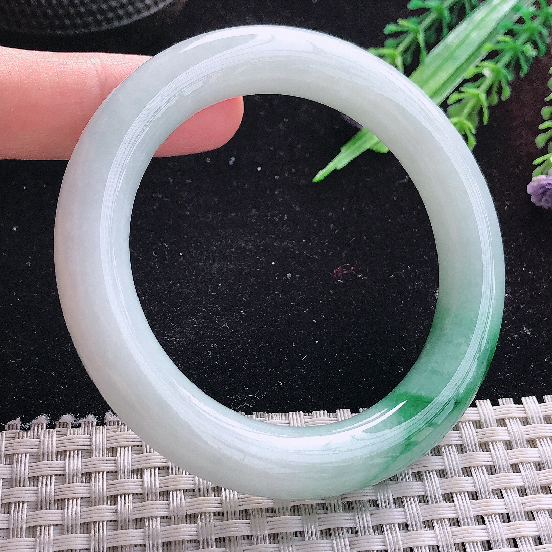 自然光55.5/11老坑精美温润飘花圆条手镯平安镯翡翠美人镯